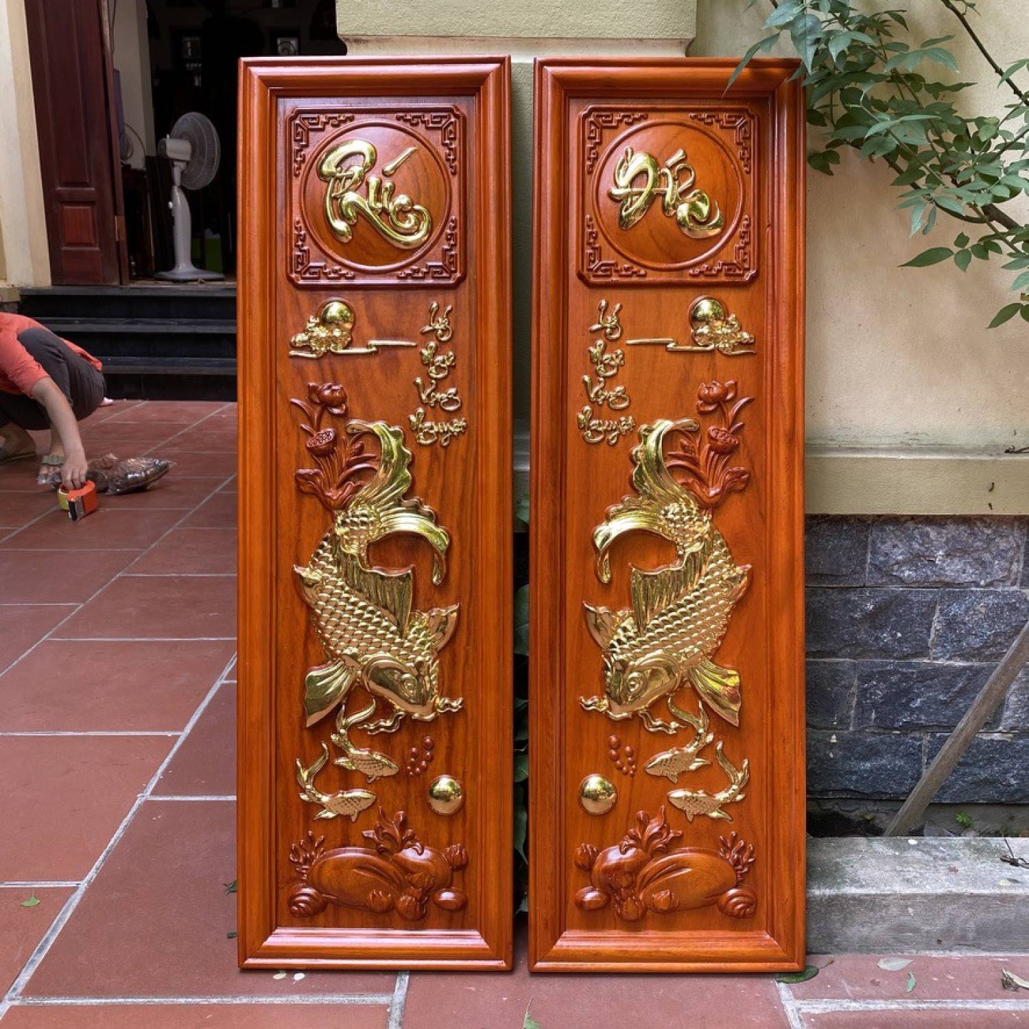 Tranh gỗ Lý Ngư Vọng Nguyệt gỗ hương đỏ dát vàng kích thước 30.100cm,khung 4cm