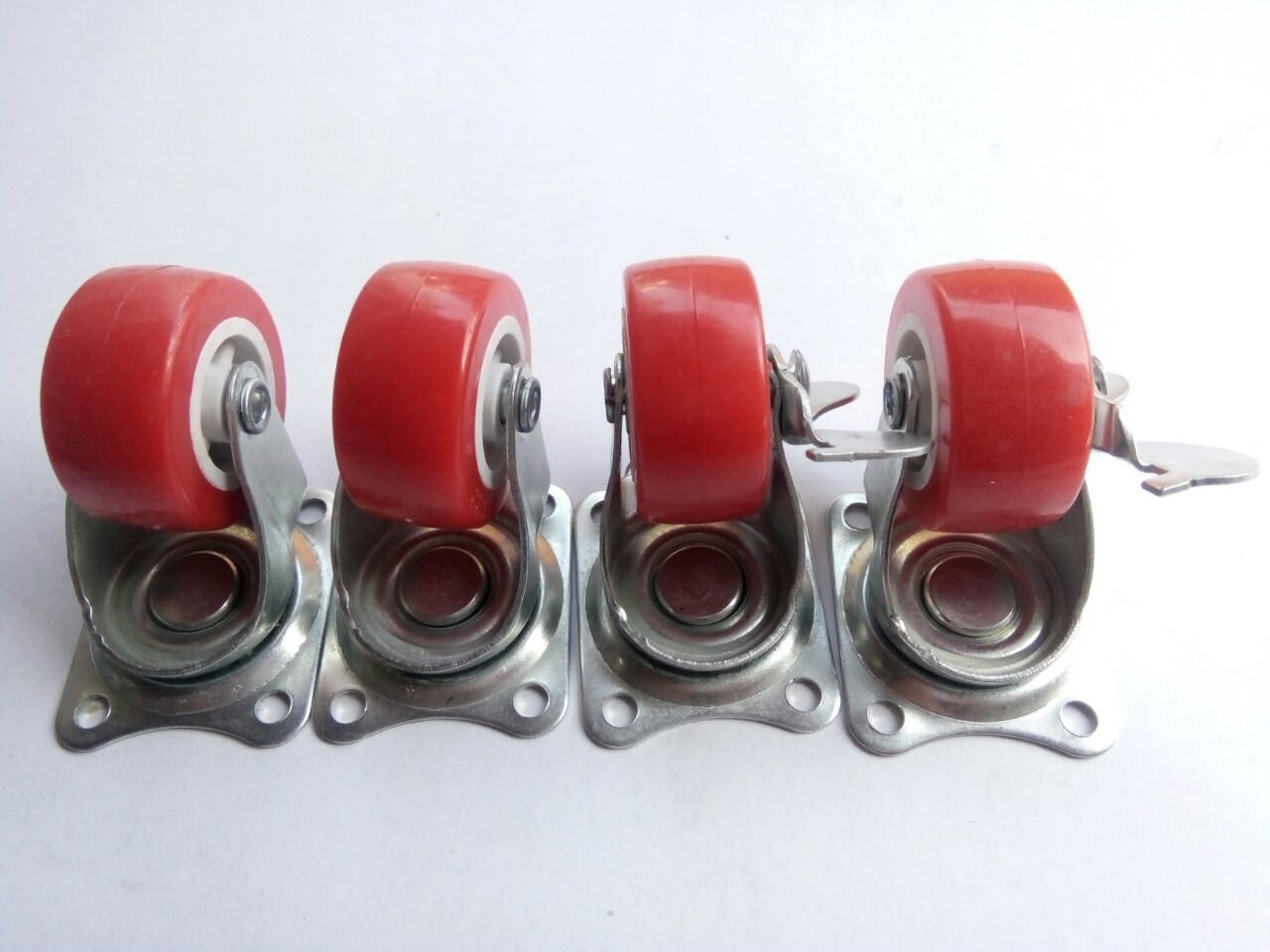 Bộ 4 bánh xe đẩy hàng 4cm màu đỏ xoay 360 độ, có khóa trượt