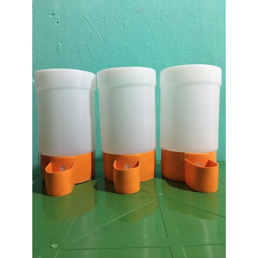 Bình uống nước cho gà bồ câu chim..