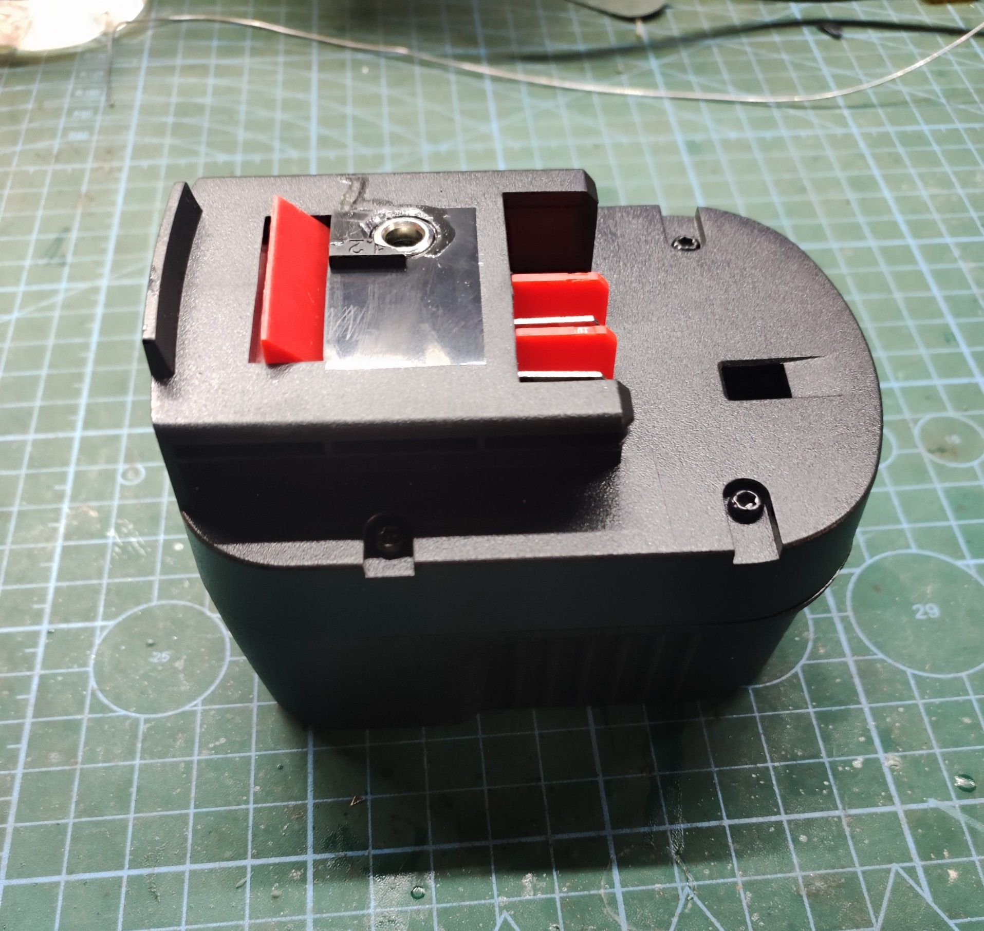 Pin đóng black and decker 12v trượt, 6 cell 18650, xả 40a. tminn shop