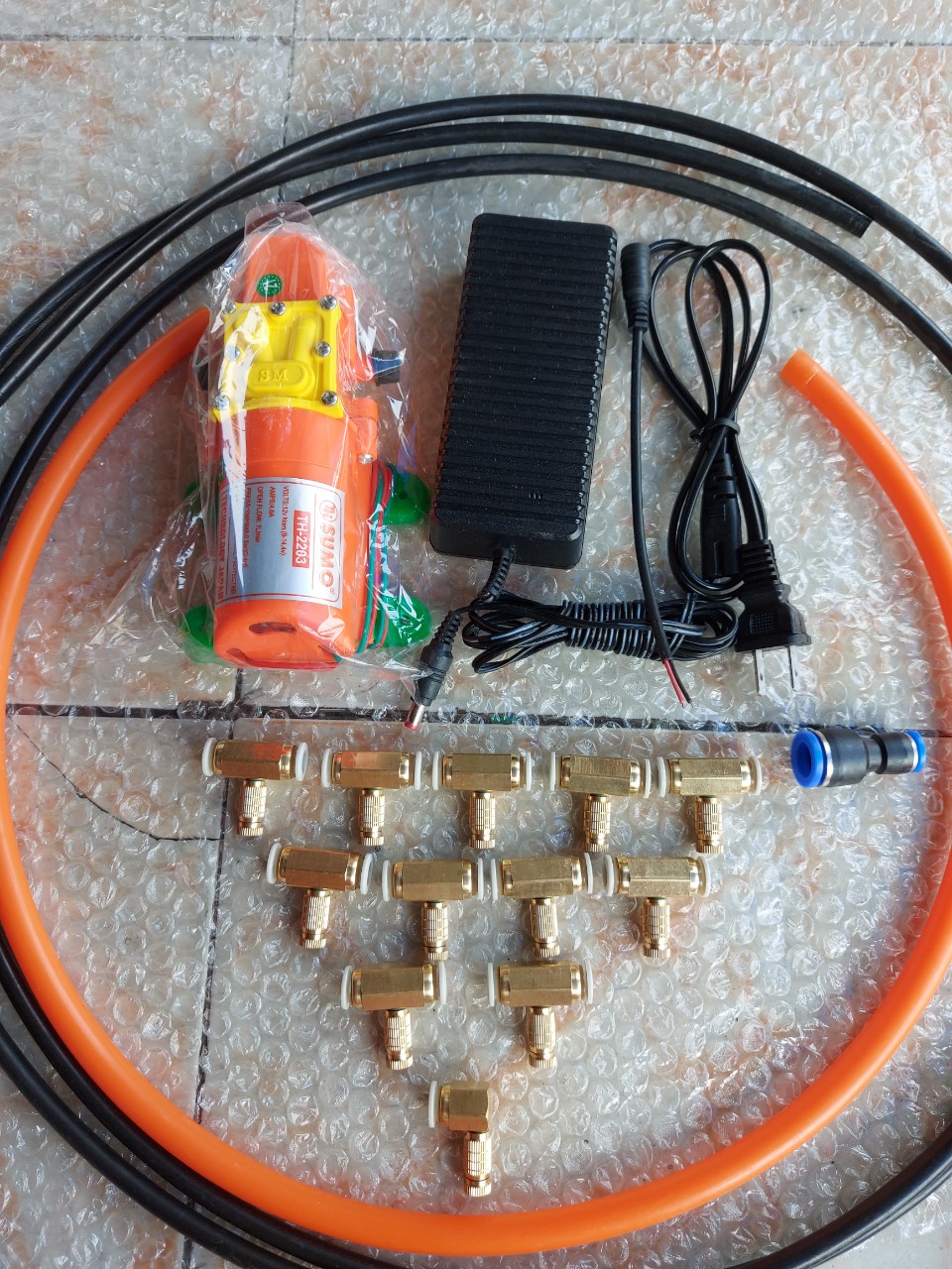 Máy phun sương. Bộ phun sương. bộ phun sương, tới lan. Bơm Sumo cam kèm nguồn 12v_5a. 20m dây phun. 15 béc đồng. 1m dây hút, lọc rác...