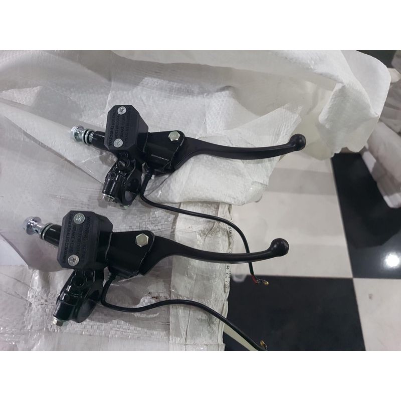 Củ dầu phanh trên xe điện 133S