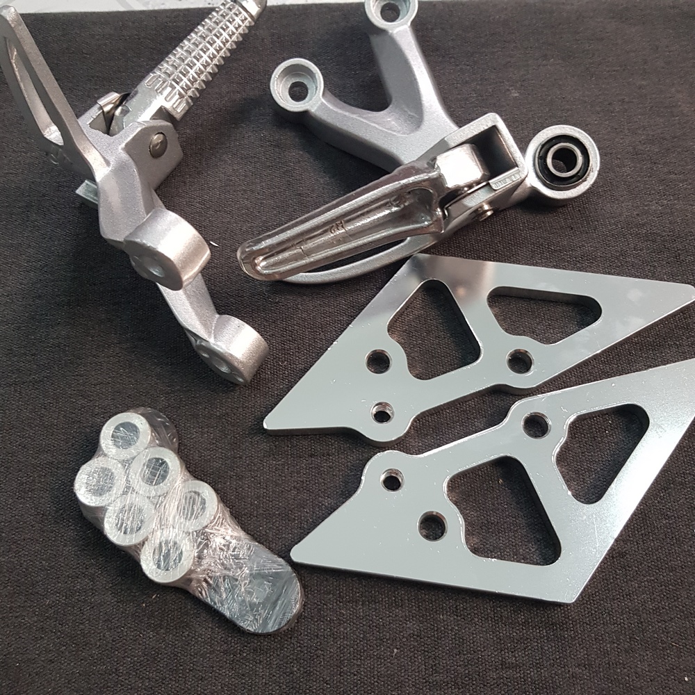 [SIÊU SALE] Cặp gác chân sau NHÔM CNC nguyên khối kiểu Raider gắn cho xe Winner 150 (tặng kèm bát để gắn cho vừa dòng xe)