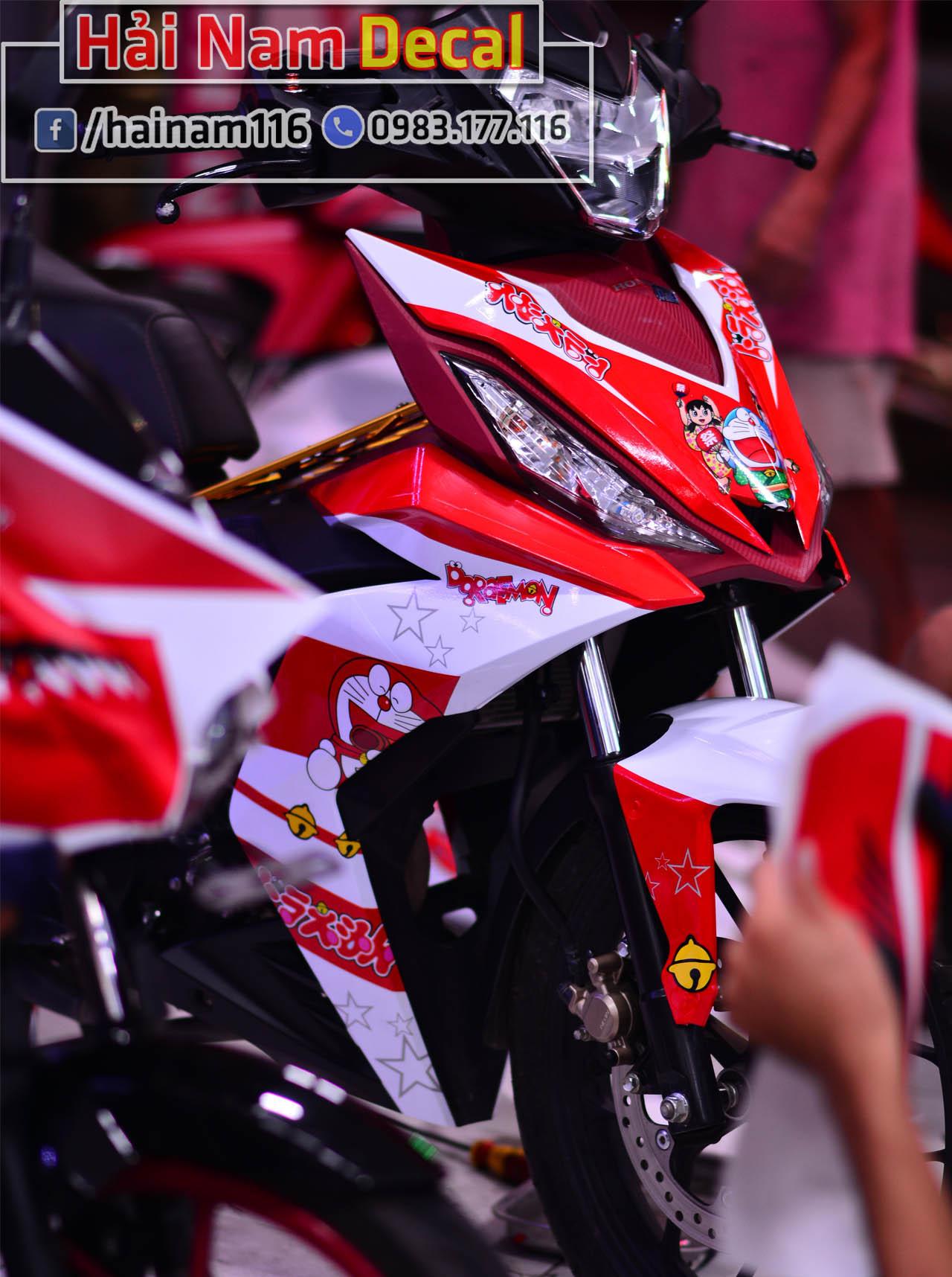 Tem Trùm Winner Đỏ Trắng Doreamon