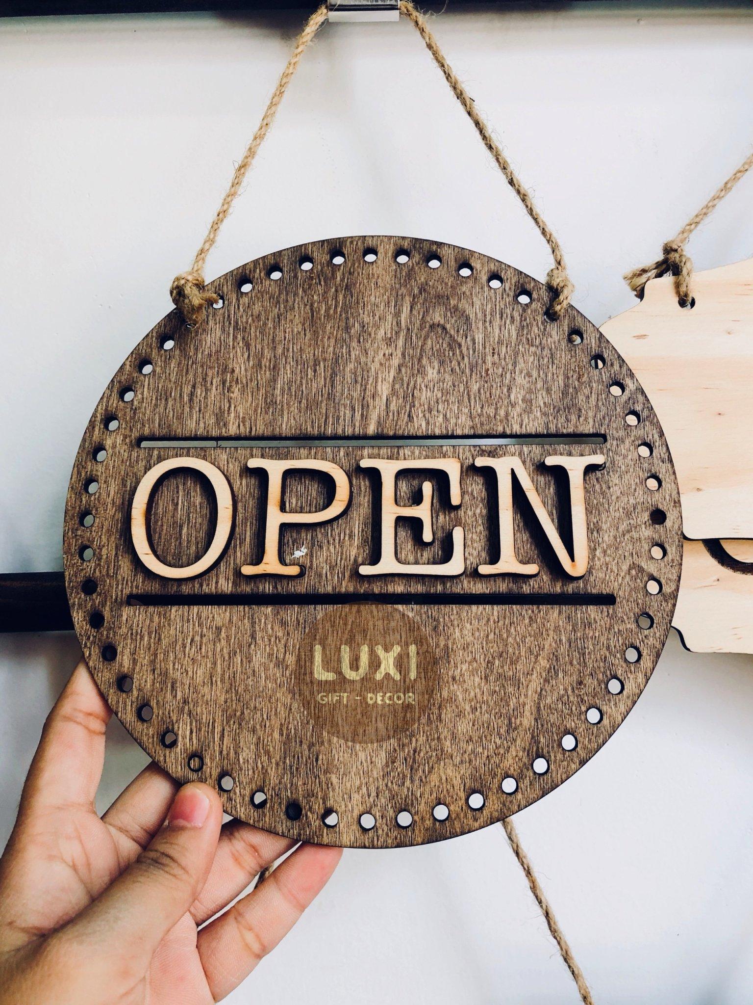 Bảng gỗ treo cửa 2 mặt Open - Close 01 LUXI decor