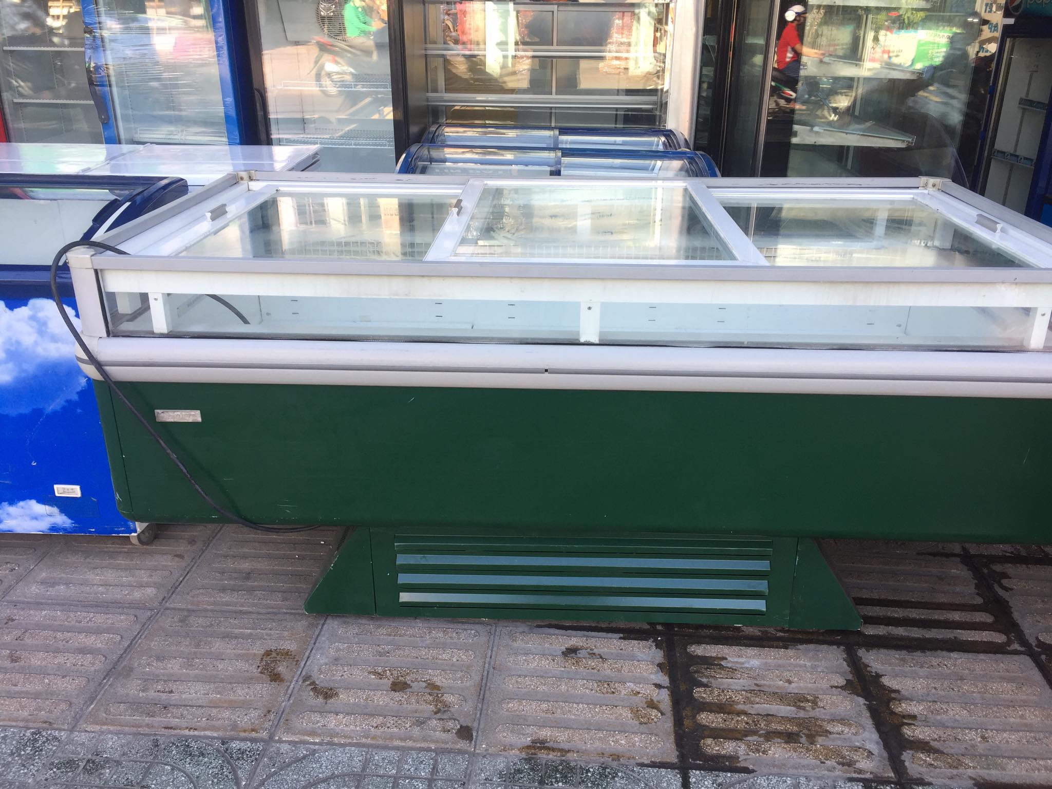 tủ đông mặt kính 3 cửa lùa model xp 2000m dung tích 900l mới 95%