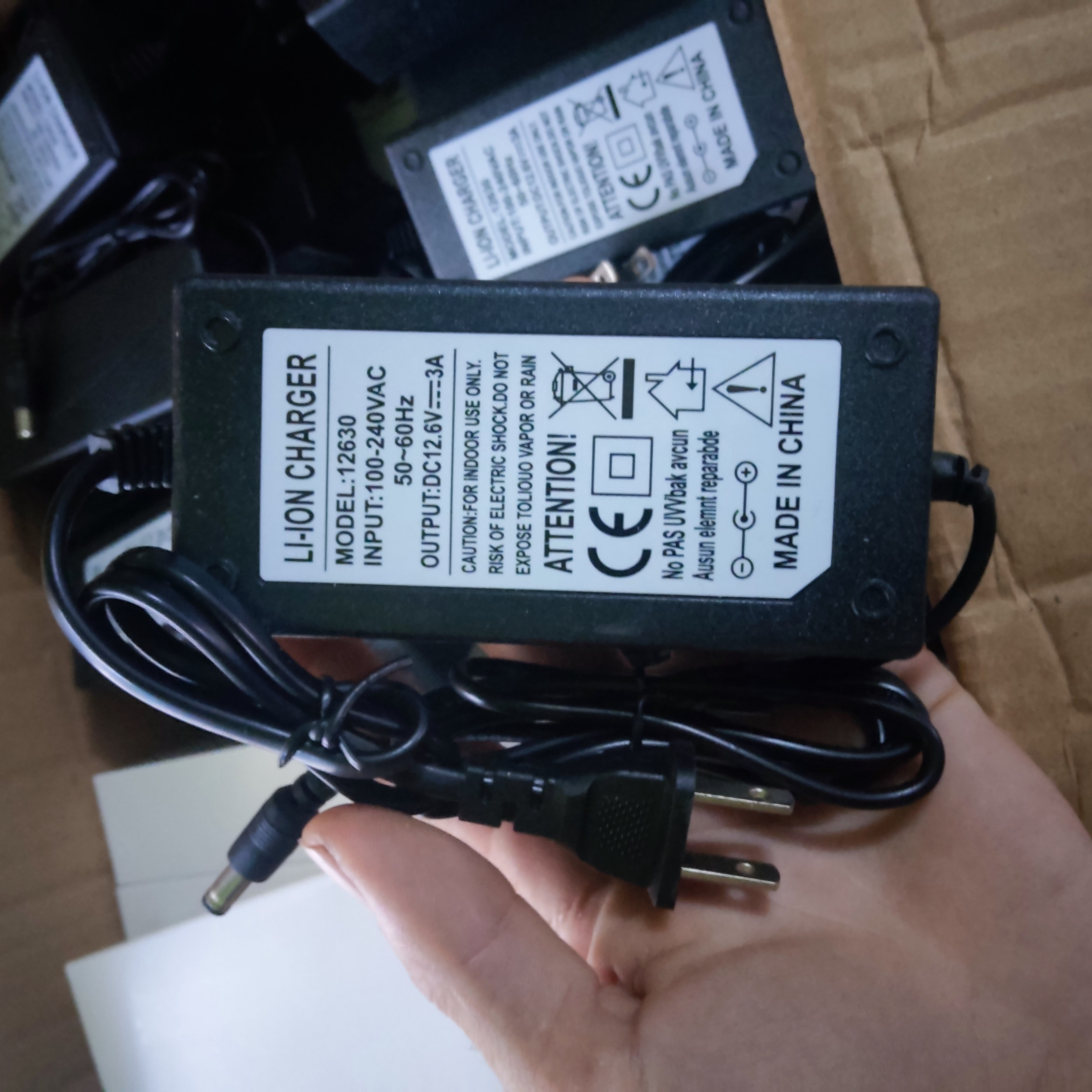 Sạc 3S 3A 12,6V mới. Chuyên dùng sạc pin máy khoan, sạc bình pin kích điện, Dùng được cho pin Lithium Li-on và lipo