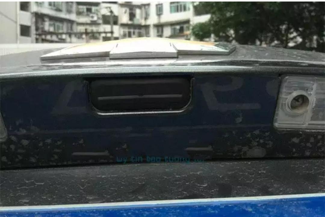 Nút mở cốp cruze- Lacetti