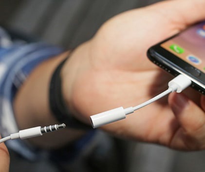 Cáp chuyển tai nghe Lightning Iphone 5 67 8 x 11 ra chân tròn 3,5mm kết nối không dây bloetooth