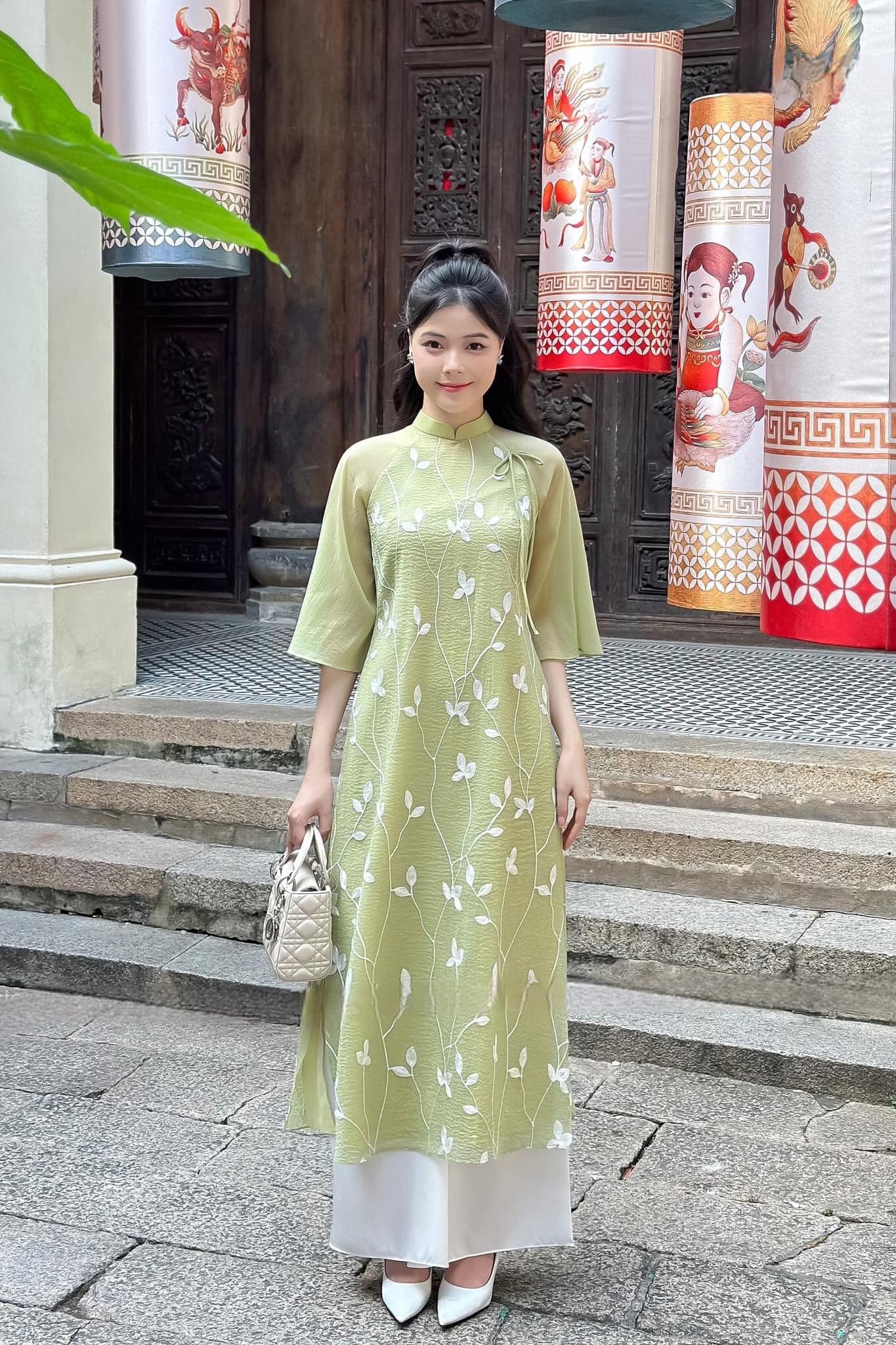 Áo dài cách tân 4 tà hoa thêu nổi, áo dài cách tân dáng suông - Áo dài Diệp Anh