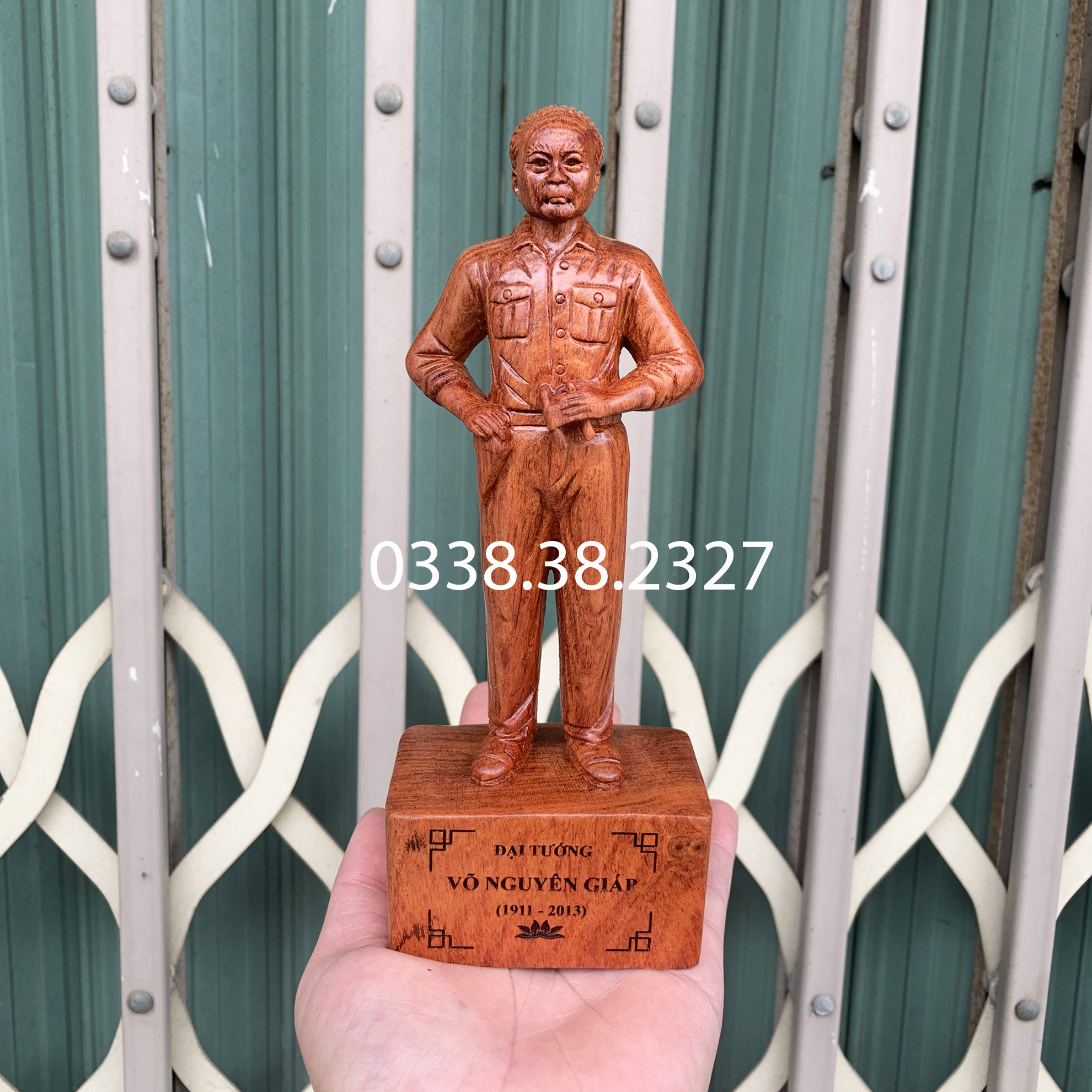 Tượng bác đại tướng Võ Nguyên Giáp cao 20cm chất liệu gỗ hương