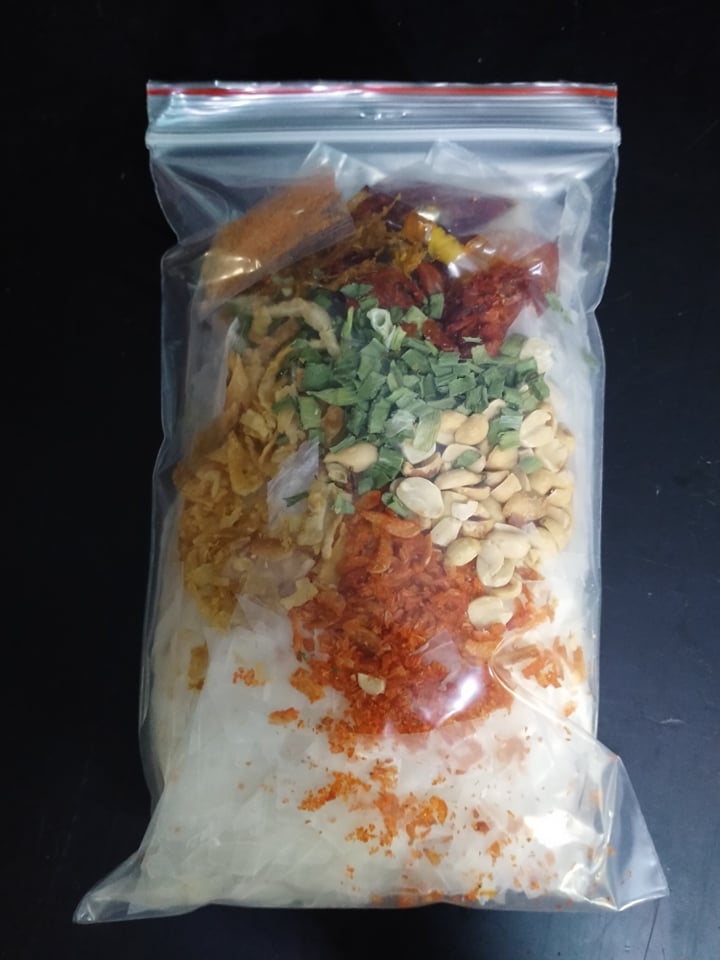 1 bịch bánh tráng trộn thập cẩm nước sốt me, bơ