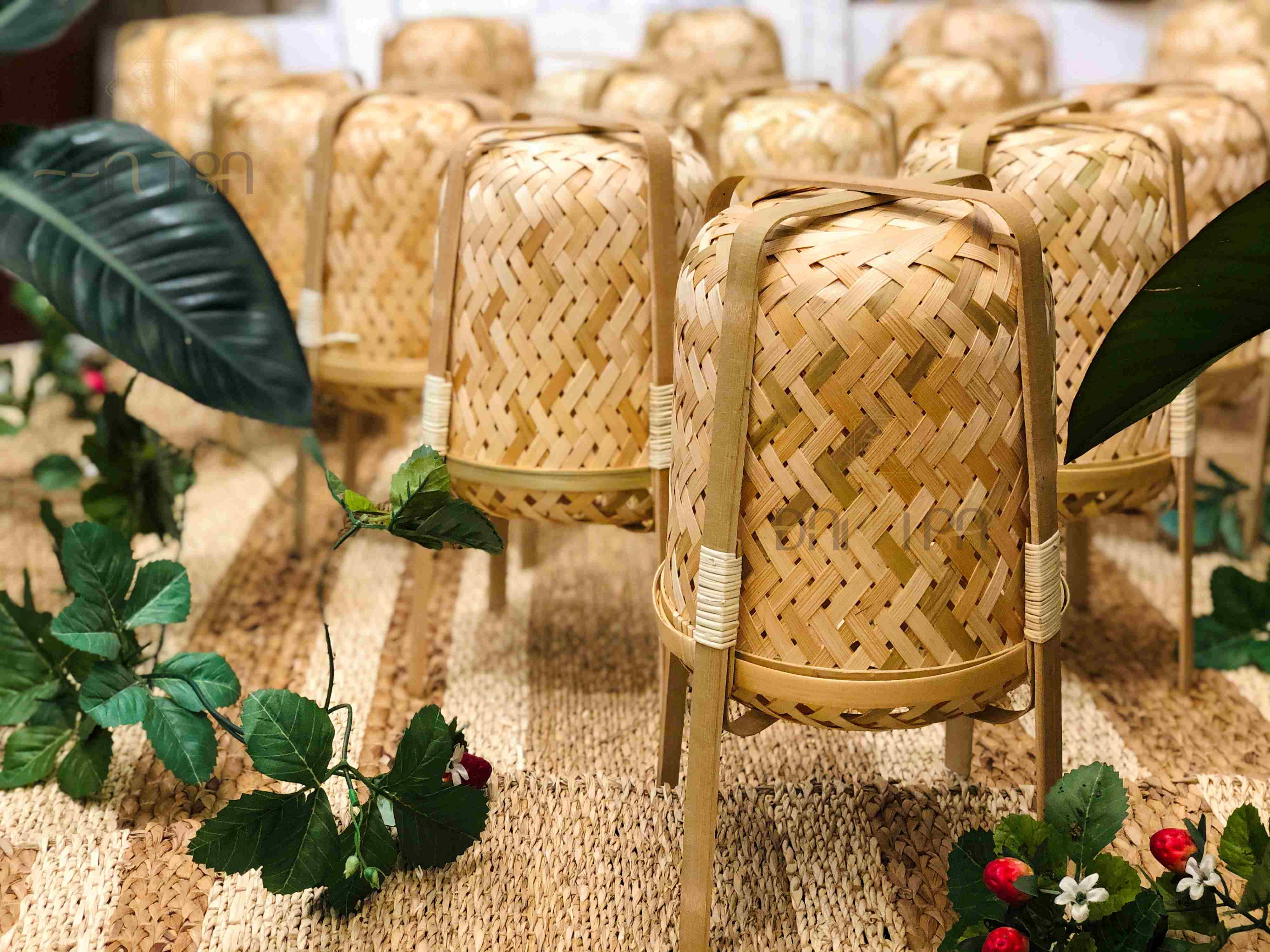 Đèn tre 4 chân - đèn ngủ vintage đan trà - decor mây tre đan