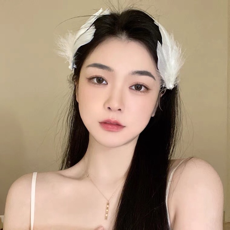 1 chiếc kẹp tóc lông vũ đính ngọc xinh đẹp
