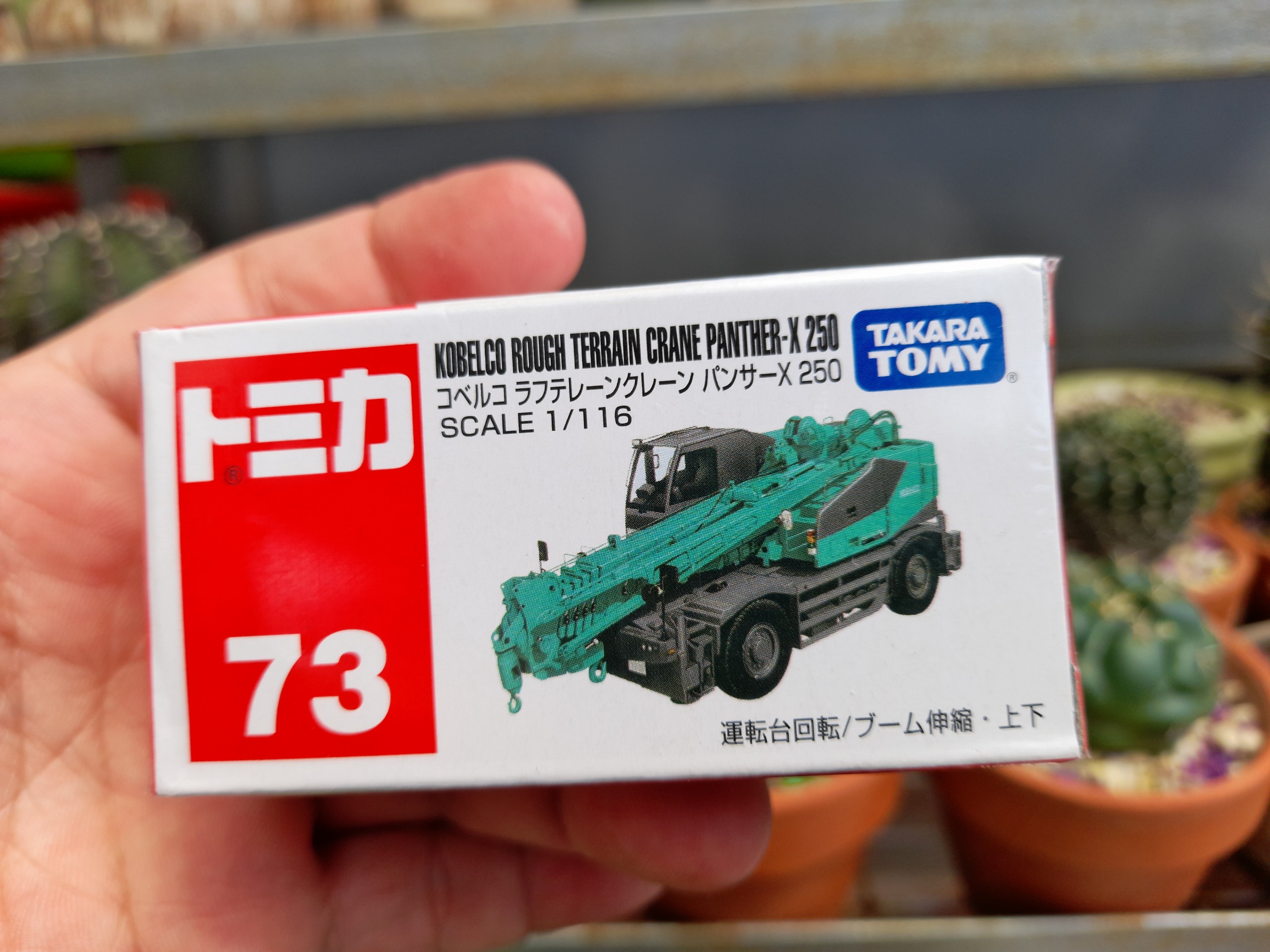 Xe mô hình Tomica (Hàng chính hãng nguyên seal số 73) - Xe công trình - Xe cẩu Kobelco màu xanh giá rẻ cho bé hay sưu tập