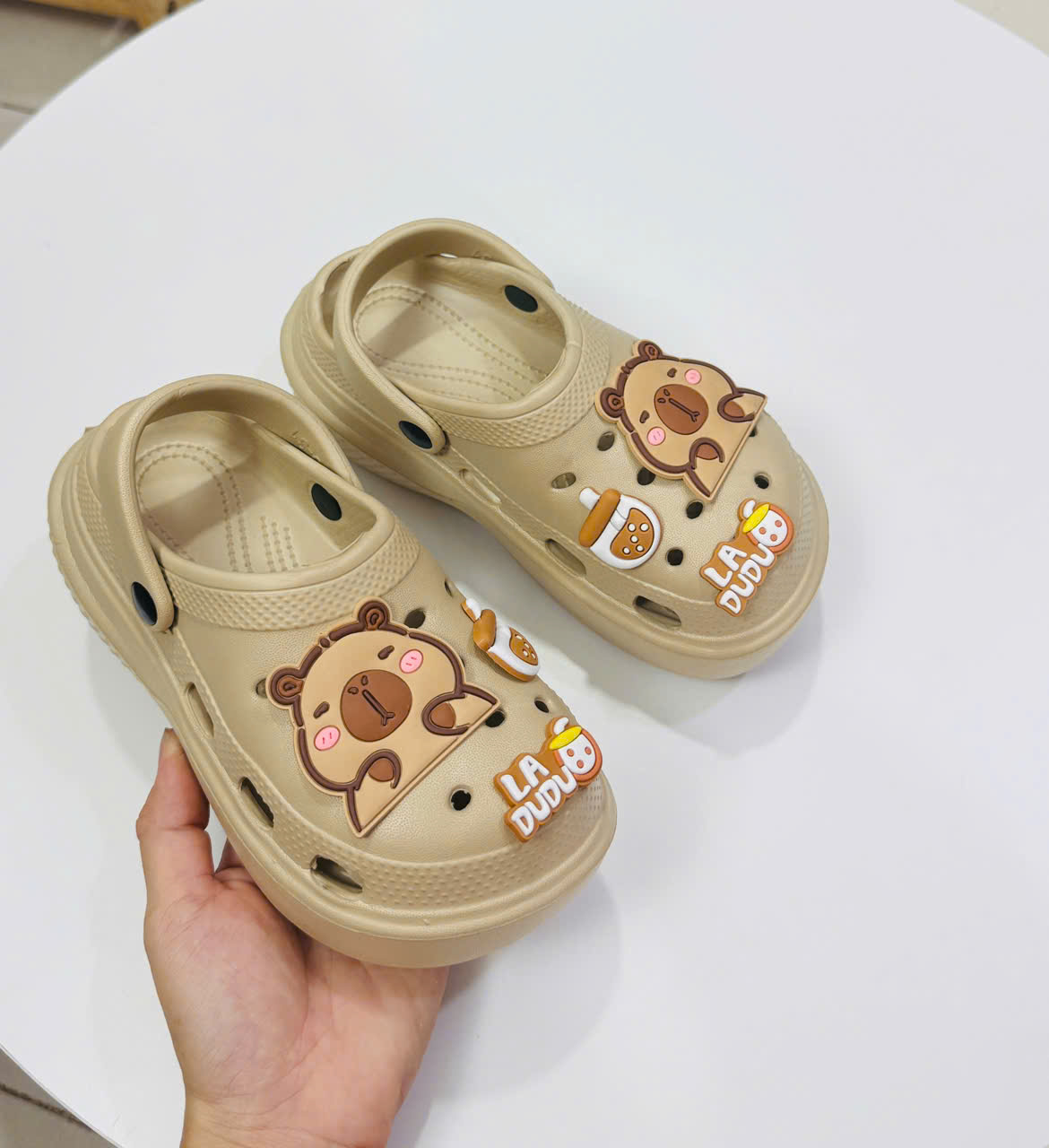 GIÀY SỤC CHO BÉ GÁI HÌNH GẤU Capybara siêu dễ thương đế cao 5cm siêu nhẹ