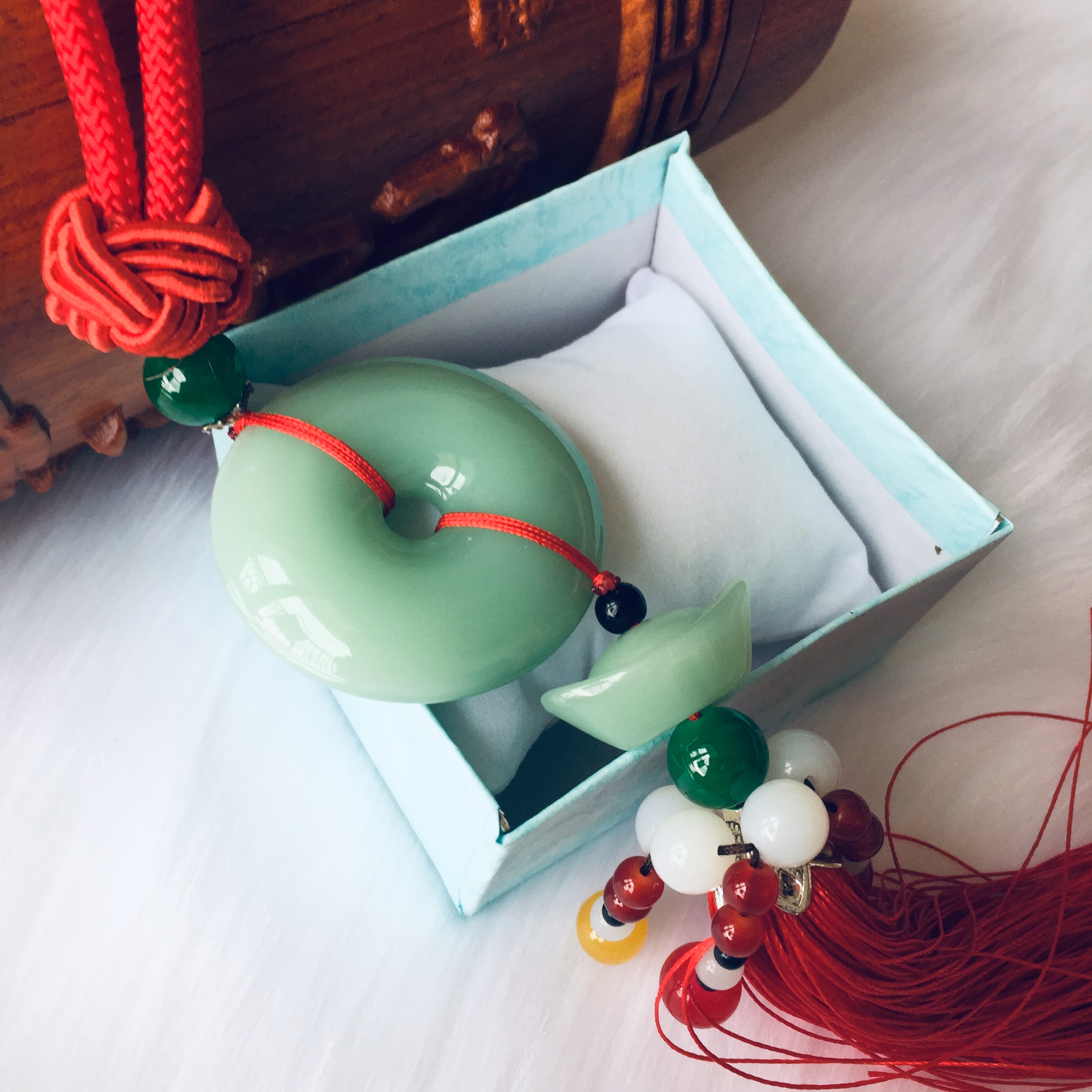 [HCM][RẺ VÔ ĐỐI]Bộ Khánh treo kính hậu Ngọc Bội Đá cẩm Thạch Thiết kế Phong Thủy cho xe hơi Xe Tải Kèm hộp gấm lót Nhung nỉ. Freeship - extra