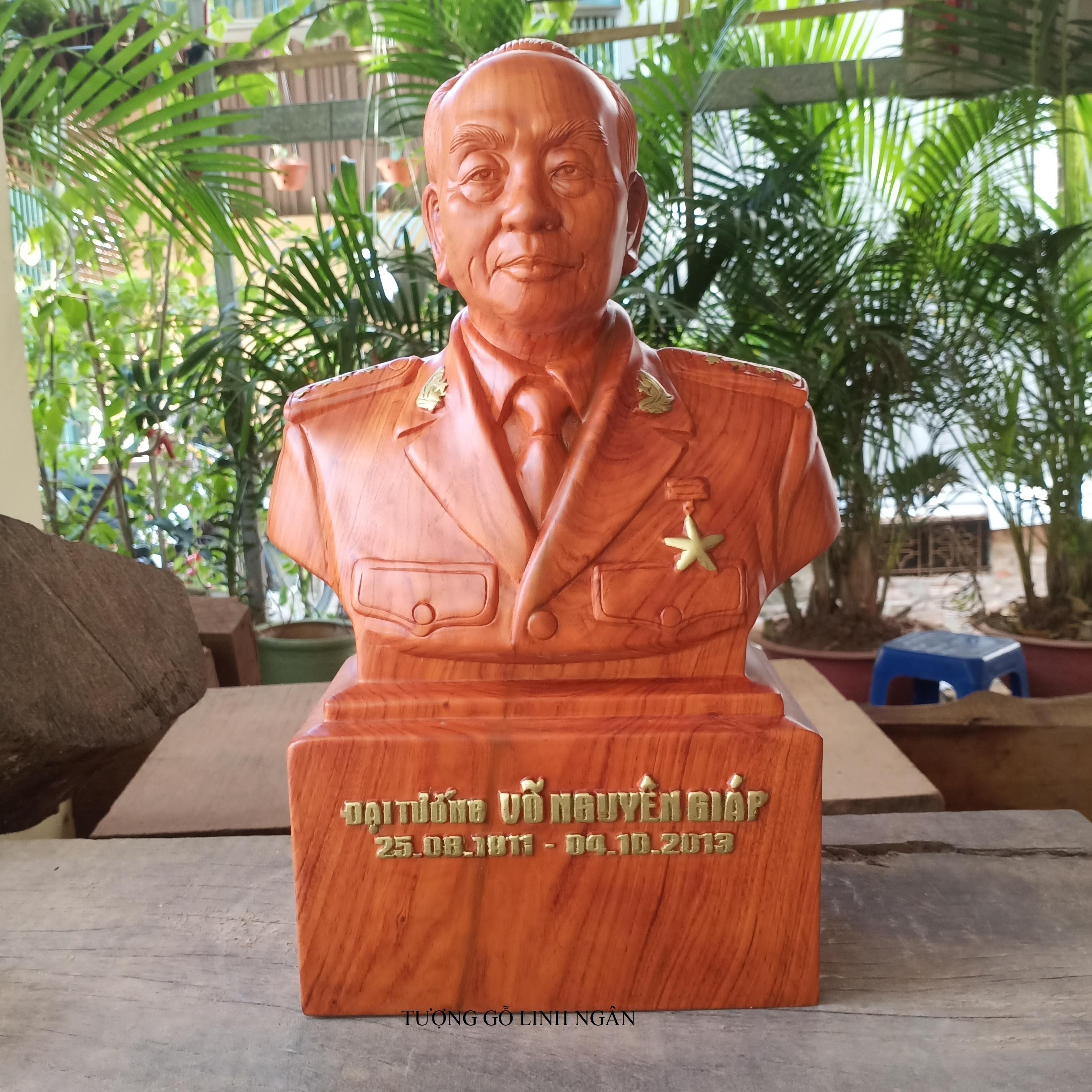 Tượng bán thân Đại tướng Võ Nguyên Giáp