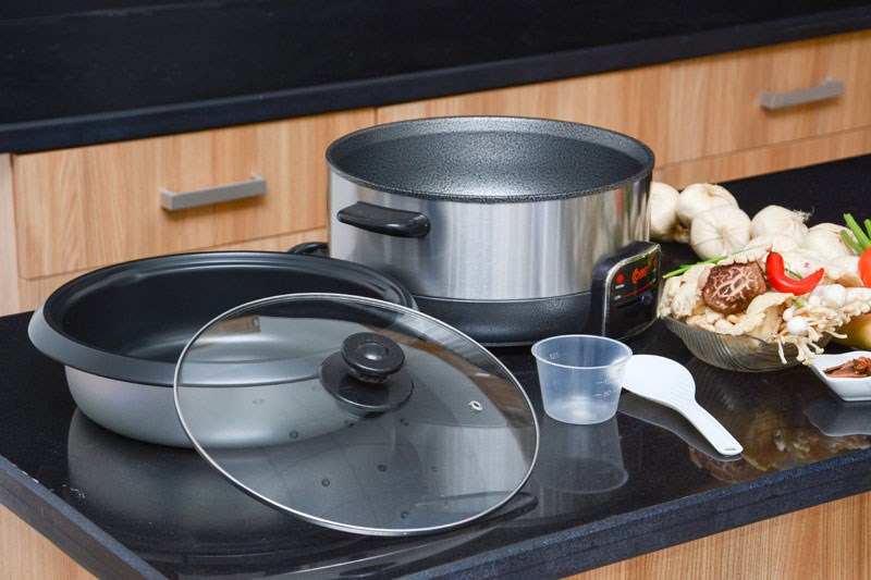 Nồi lẩu điện comet cm7731 new. dung tích: 3,5 lít, công suất: 1300w lòng nồi hợp kim tráng lớp chống dính cao cấp.
