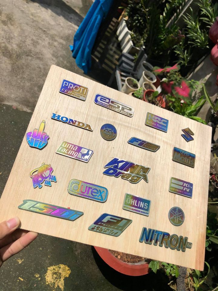 Tem titan logo cnc có sẵn keo dán