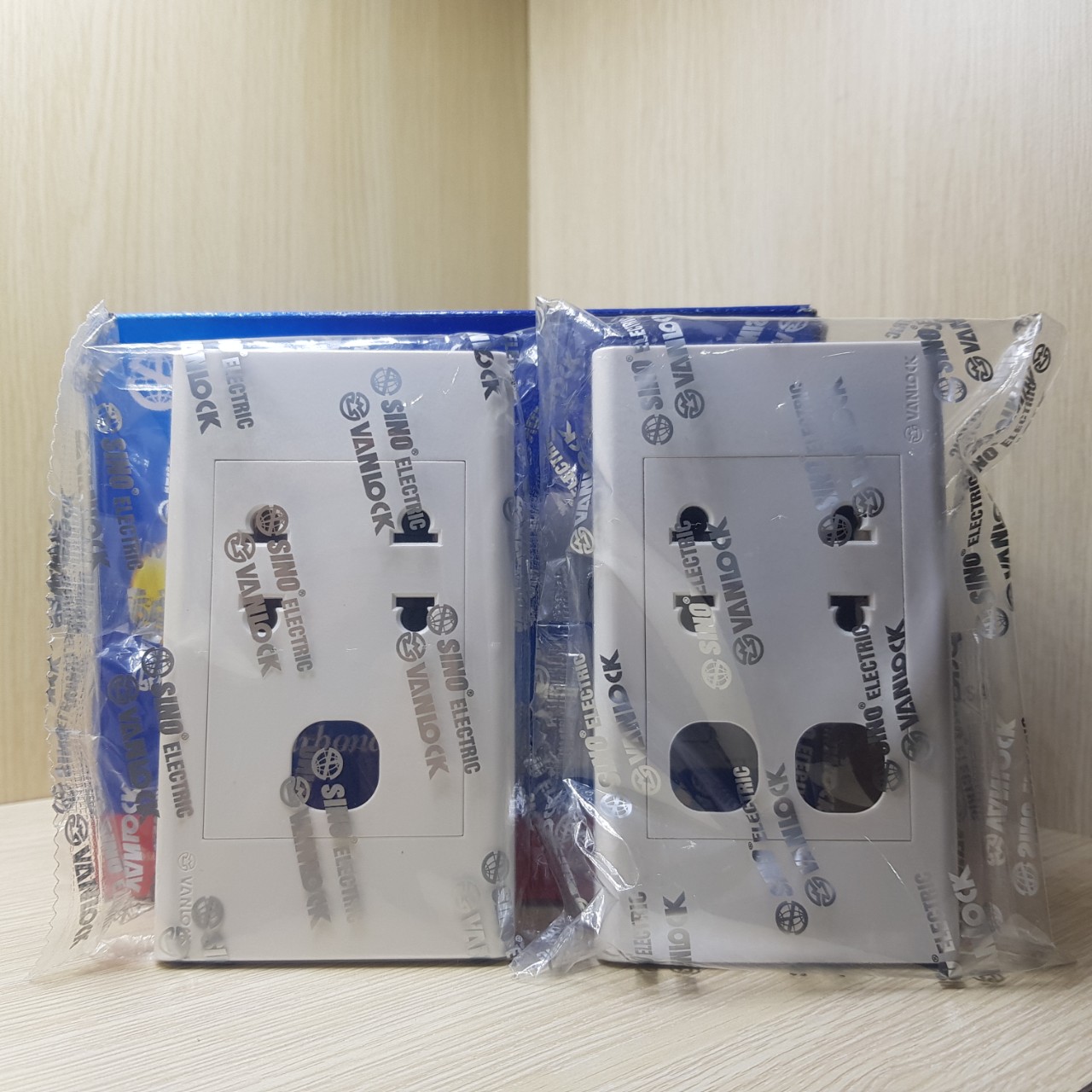 Mặt ổ cắm, công tắc Sino Vanlock. Mặt 2 ổ cắm 2 công tắc, mặt 2 ổ cắm 1 công tắc. CHÍNH HÃNG, GIÁ TỐT