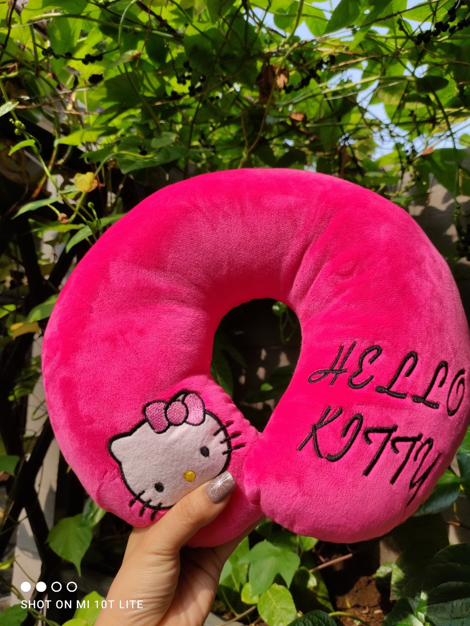 Gối chữ U kê cổ Hello Kitty