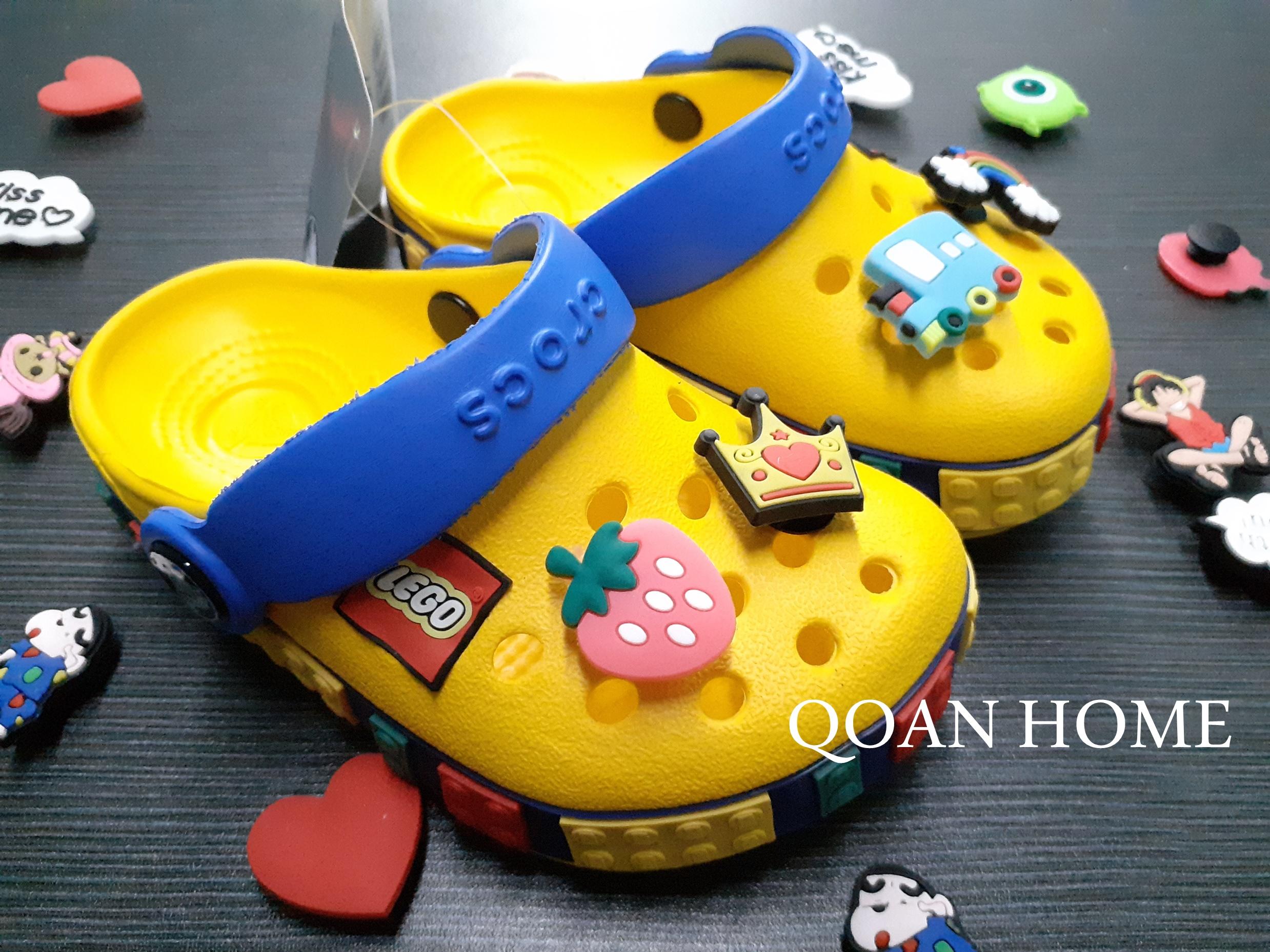 [TẶNG 6 JITBITZ + HỘP] DÉP CÁ SẤU CROCS LEGO KID VÀNG - DÉP QUAI NGANG CROCS LEGO EM BÉ -  DÉP CÁ SẤU EM BÉ - DÉP QUAI NGANG EM BÉ - DÉP SỤC EM BÉ - DÉP CROCS EM BÉ - DEP CROCS LEGO KID