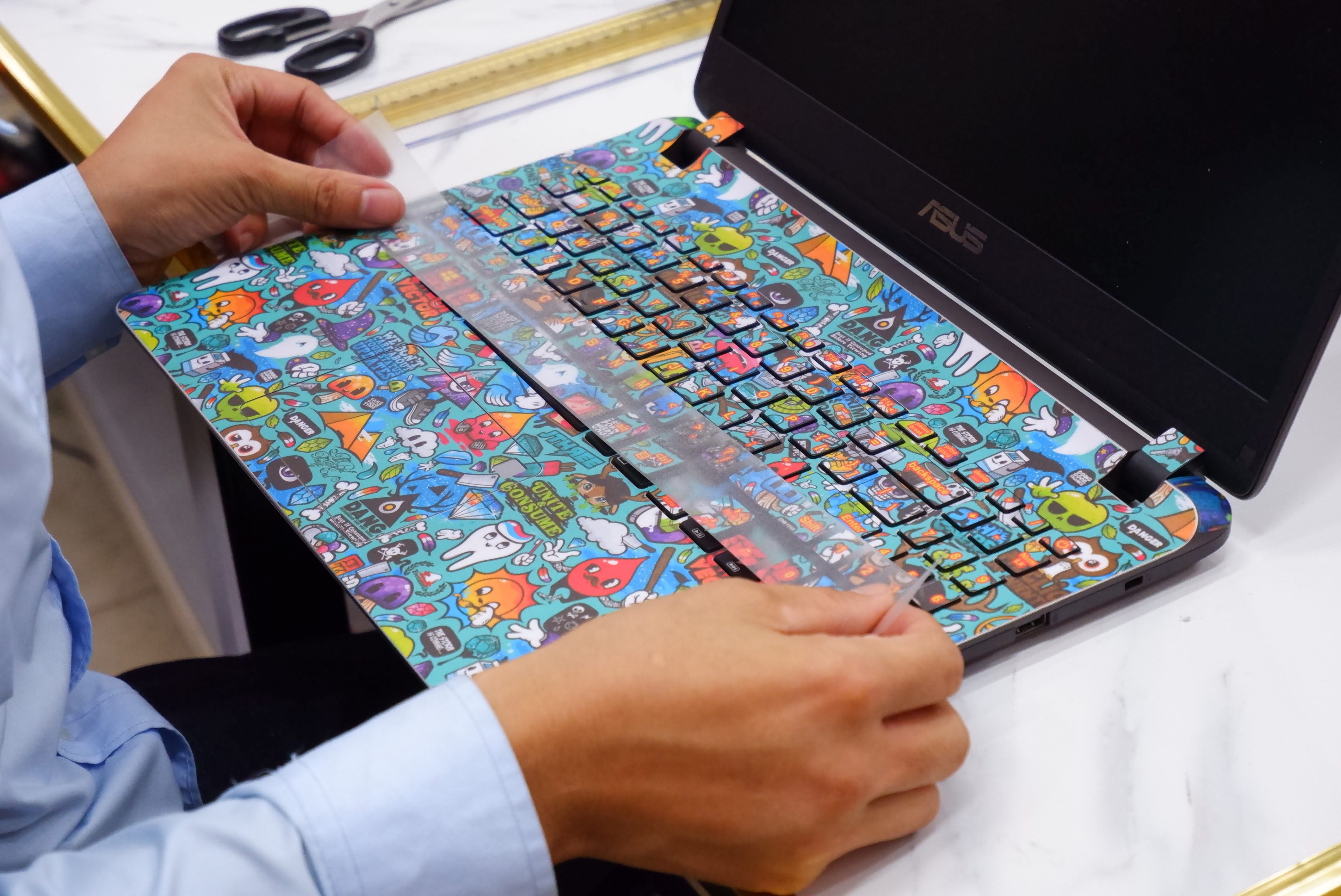 Decal Skin dán Laptop Asus mẫu sticker bomb (inbox mã máy cho shop)