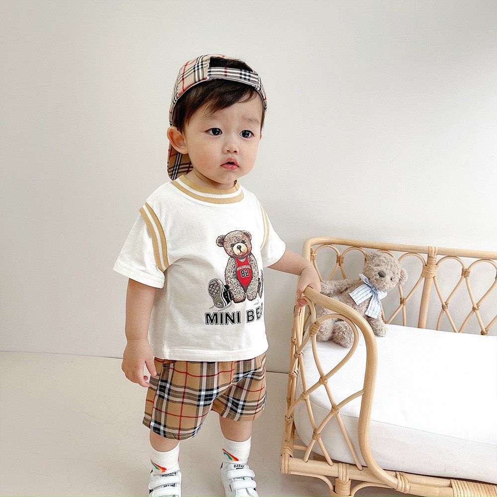 Bộ quần áo bé trai, Set Áo phông cộc tay in hình gấu và Quần short kẻ ca rô kèm Mũ lưỡi trai ca rô cho bé từ 7 đến 18 kg, DUCK KIDS, đồ bộ bé trai, quần áo mùa hè bé trai bộ phông hè bé trai, áo thun cotton, quần áo trẻ em