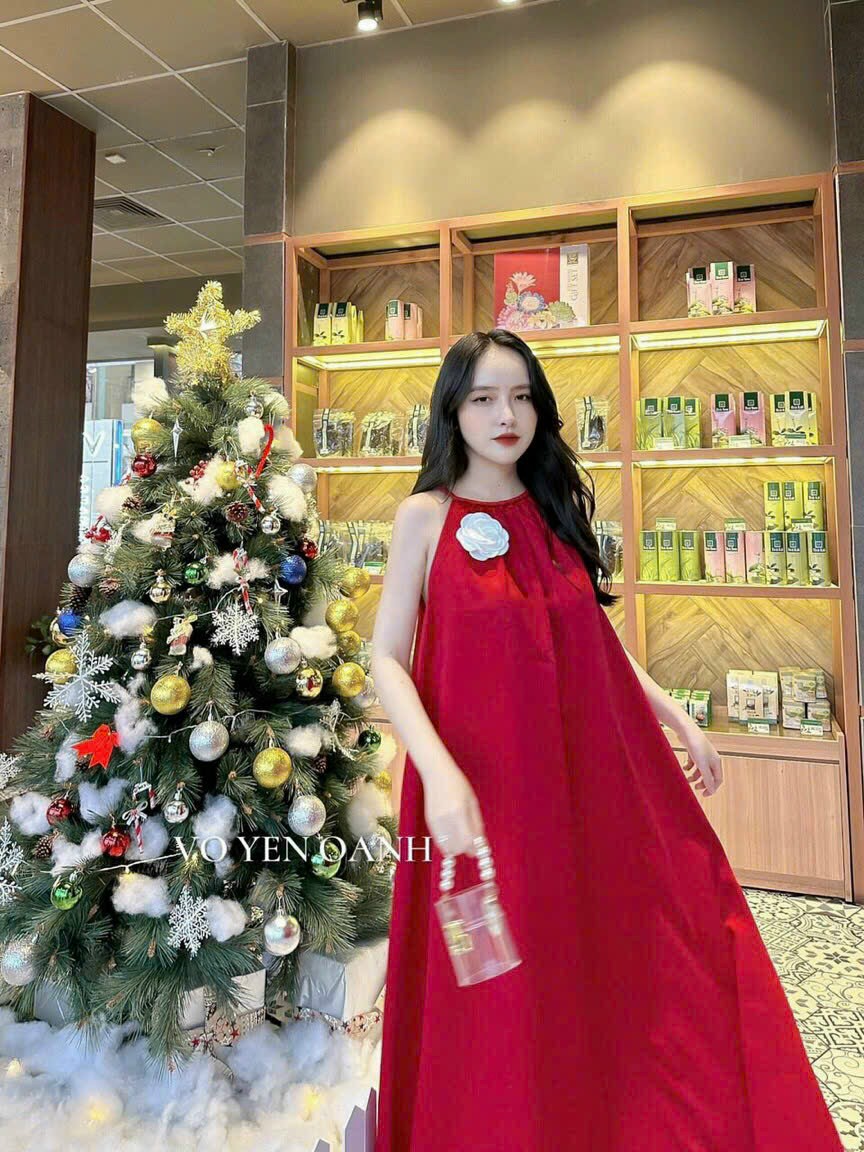 Đầm nữ đầm lụa cổ yếm đính hoa kiểu dáng suông trơn phù hợp với nhiều kiểu dáng