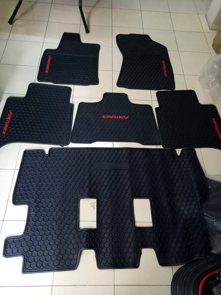 Thảm trải sàn trong xe Toyota Fortuner