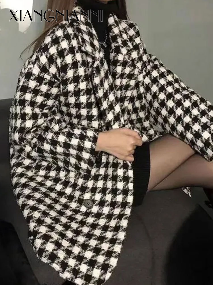 XIANG NIAN NI Áo khoác nữ dáng rộng Houndstooth Áo khoác kẻ sọc dài vừa phải