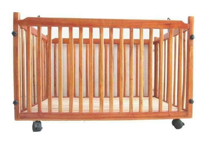 Cũi gỗ có bánh xe cho bé yêu - Màu gỗ