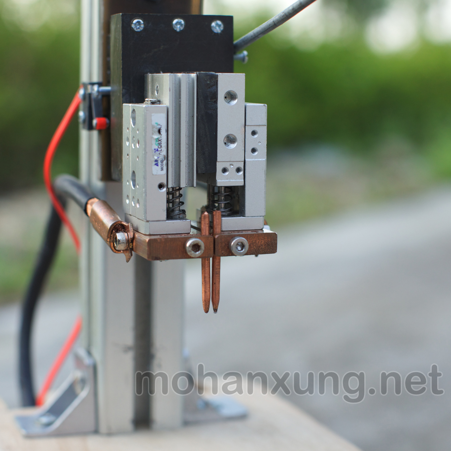 Máy hàn cell pin kết cấu trụ hàn trượt cân lực AK-150