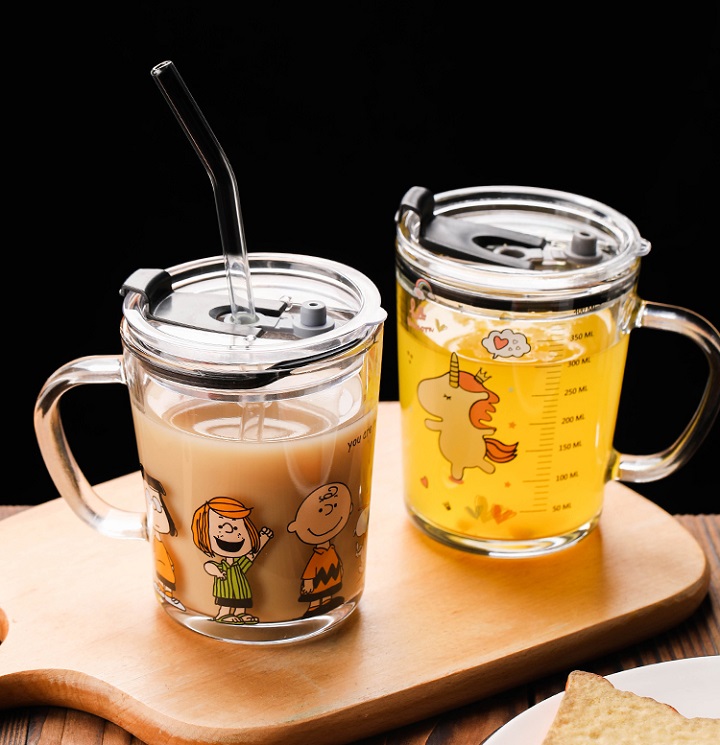 Ly Thuỷ Tinh Chia ml Pha Sữa Hoạ Tiết Hoạt Hình Có Nắp Đậy Chắc Chắn Cho Bé Tặng Kèm Ống Hút Silicon