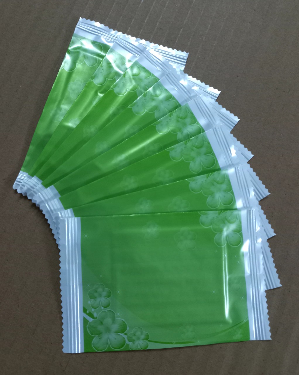 500 cái khăn lạnh, khăn ướt mini màu xanh lá