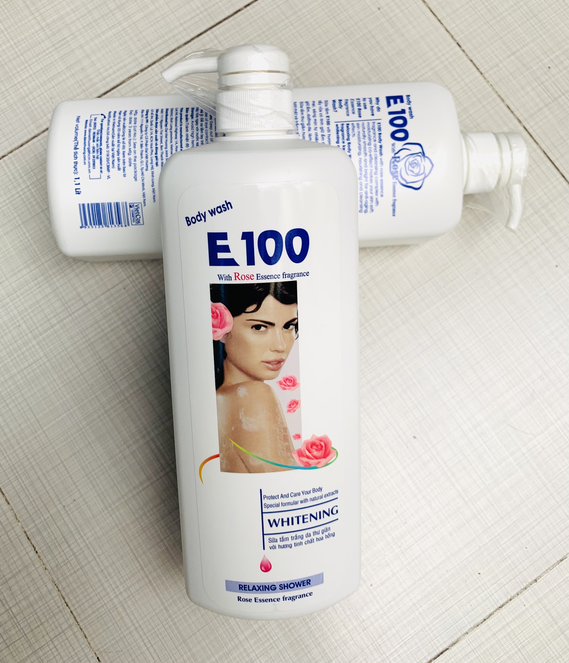 1 chai sữa tắm dưỡng trắng da tinh chất hoa hồng e100 1,1 lít