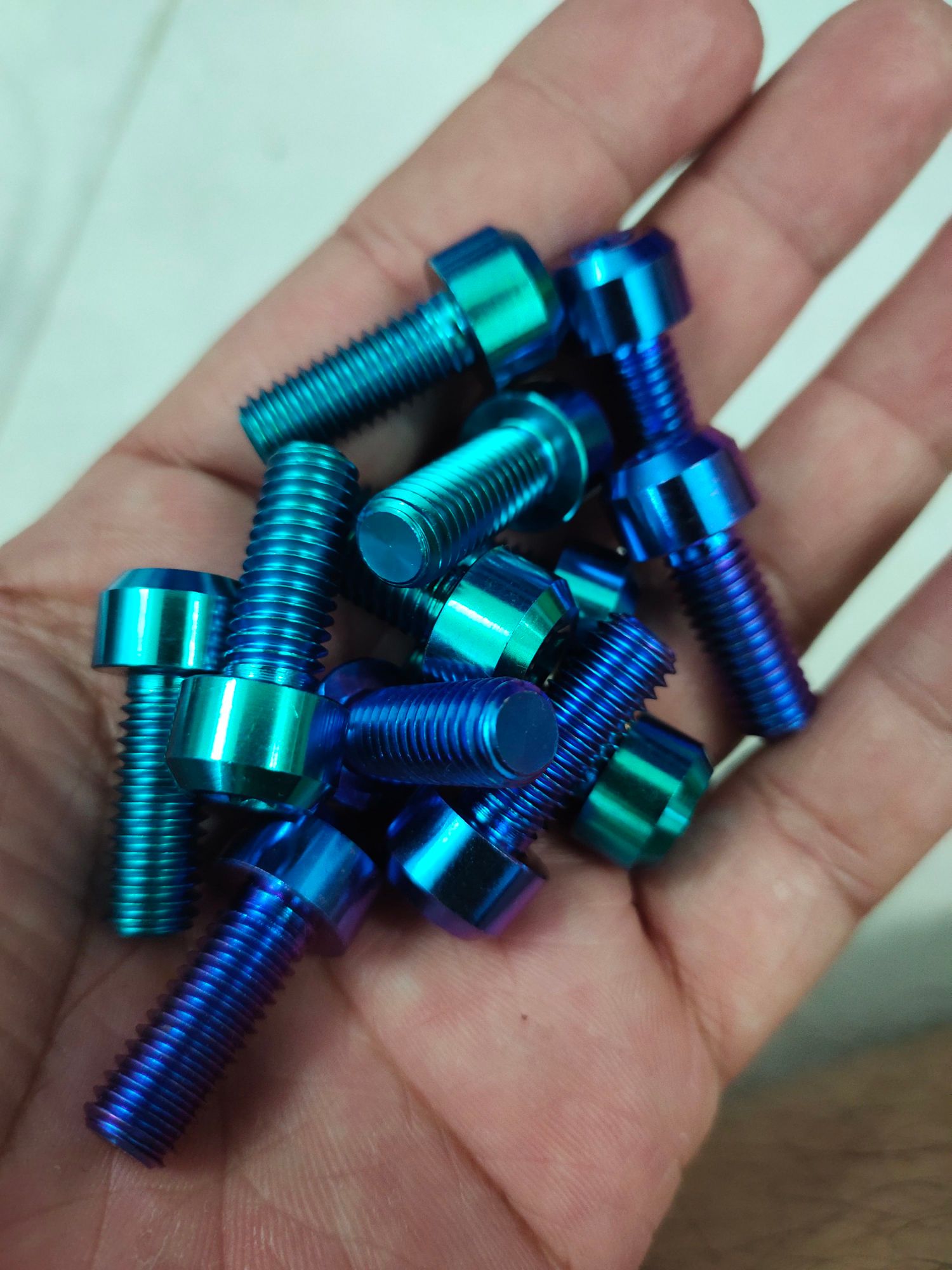 1 ốc titan gr5 6li20 trụ xanh tím