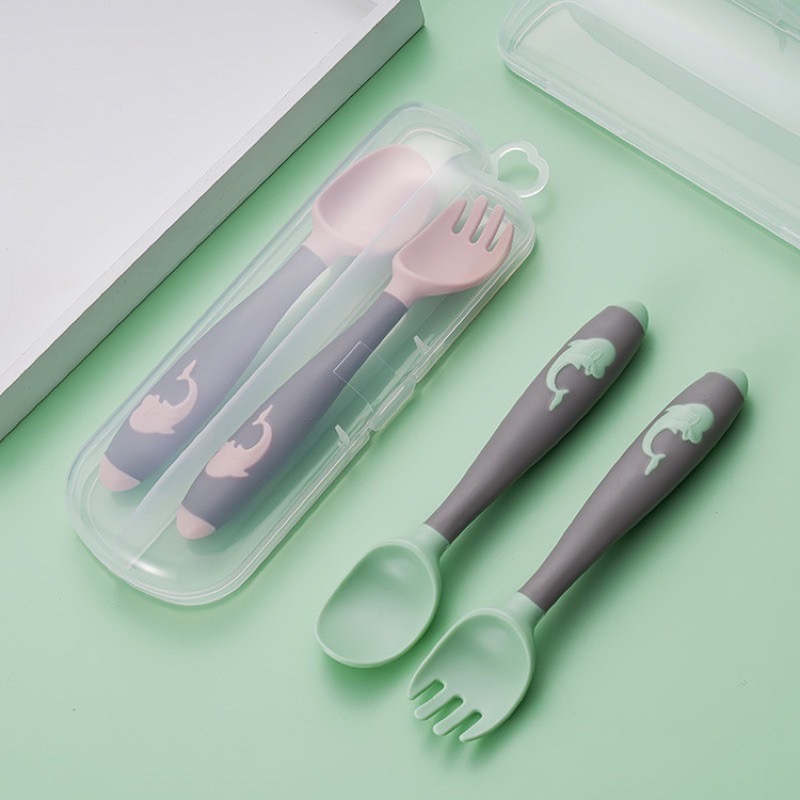 Bộ thìa nĩa silicon uốn cong có hộp đựng cho bé tập ăn dặm