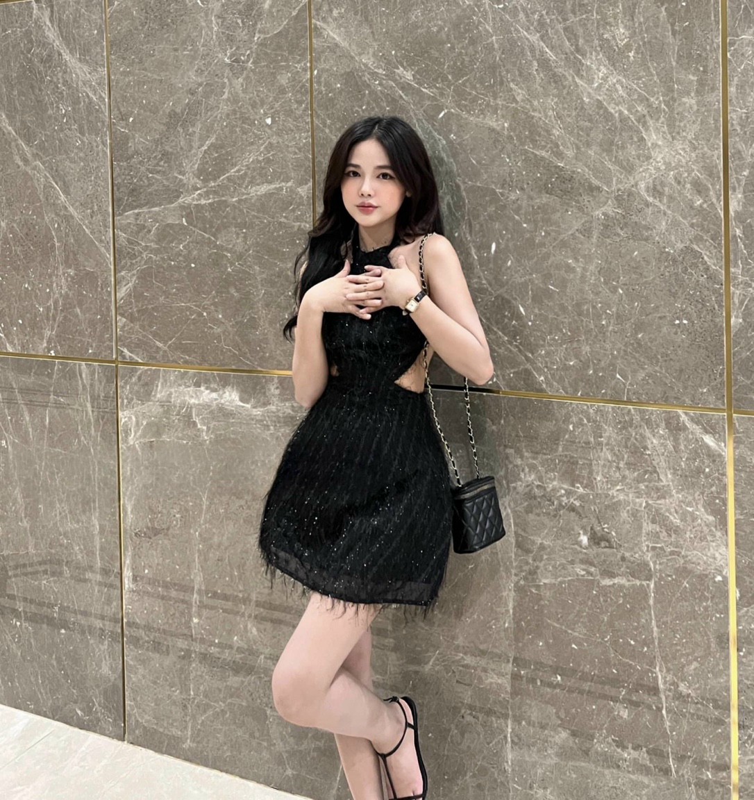 Đầm lông cổ yếm