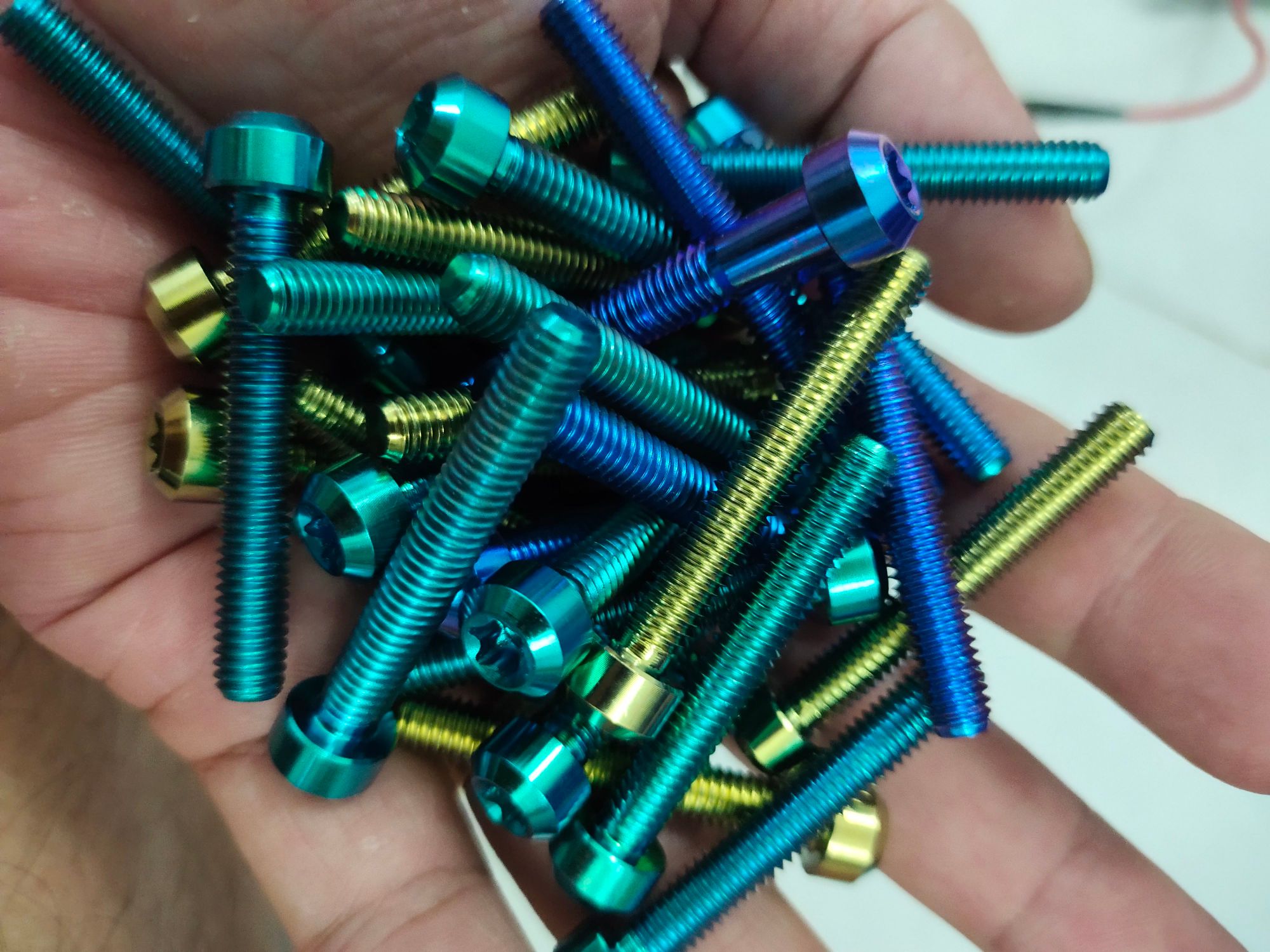 1 ốc titan gr5 6li40 trụ xanh tím