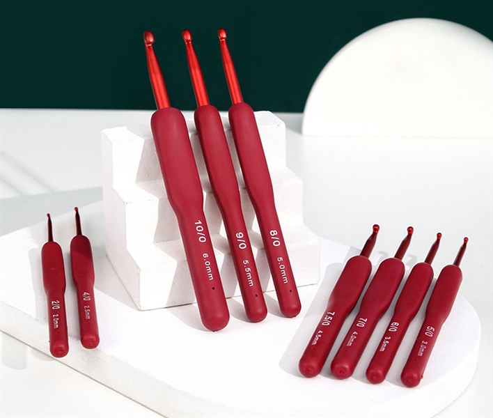 1 chiếc lẻ size. Kim móc mô phỏng cán đỏ