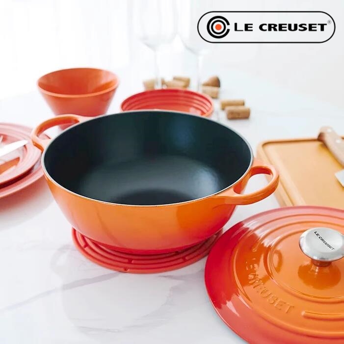 LE CREUSET Một cái chảo bằng sứ, mẹ, nồi canh, nồi canh, và một cái chảo, một cái chảo.