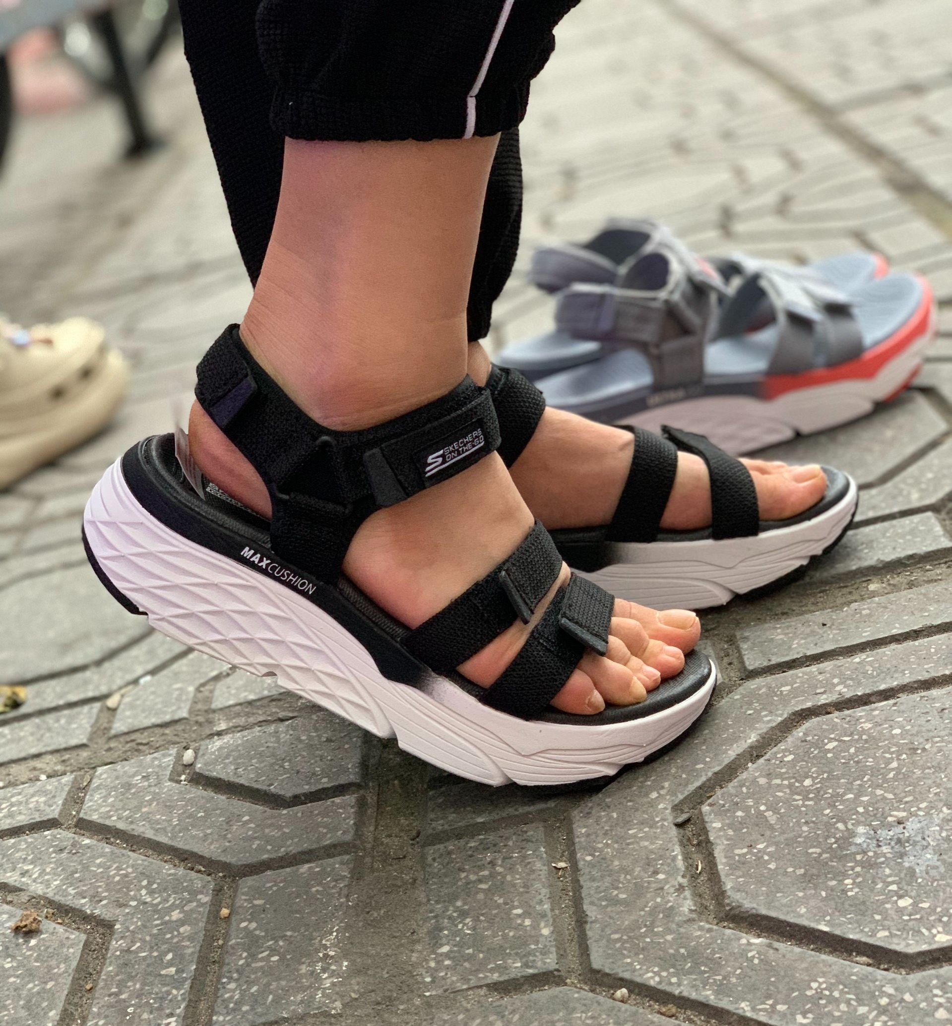 Giày sandal nữ skechers Max Cushioning Slay, hàng chuẩn nhà máy xuất xịn, màu đen