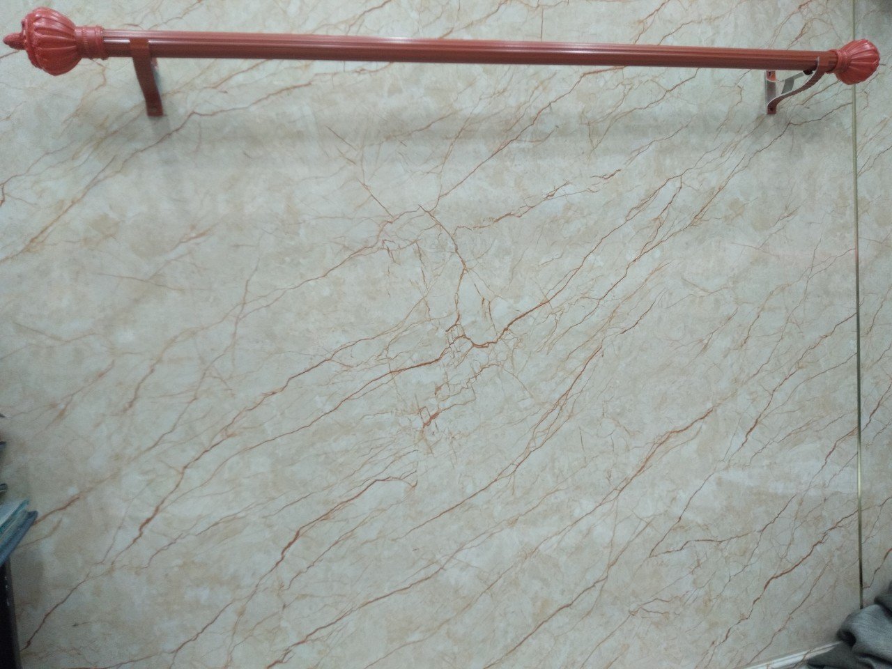 Thanh treo rèm cửa, đầy đủ phụ kiện gồm bát đỡ, đầu chụp, ốc vít, núm cột màu giả gỗ - LƯU Ý: Thanh trên 1m6 shop cắt làm 2 có phụ kiện nối nối