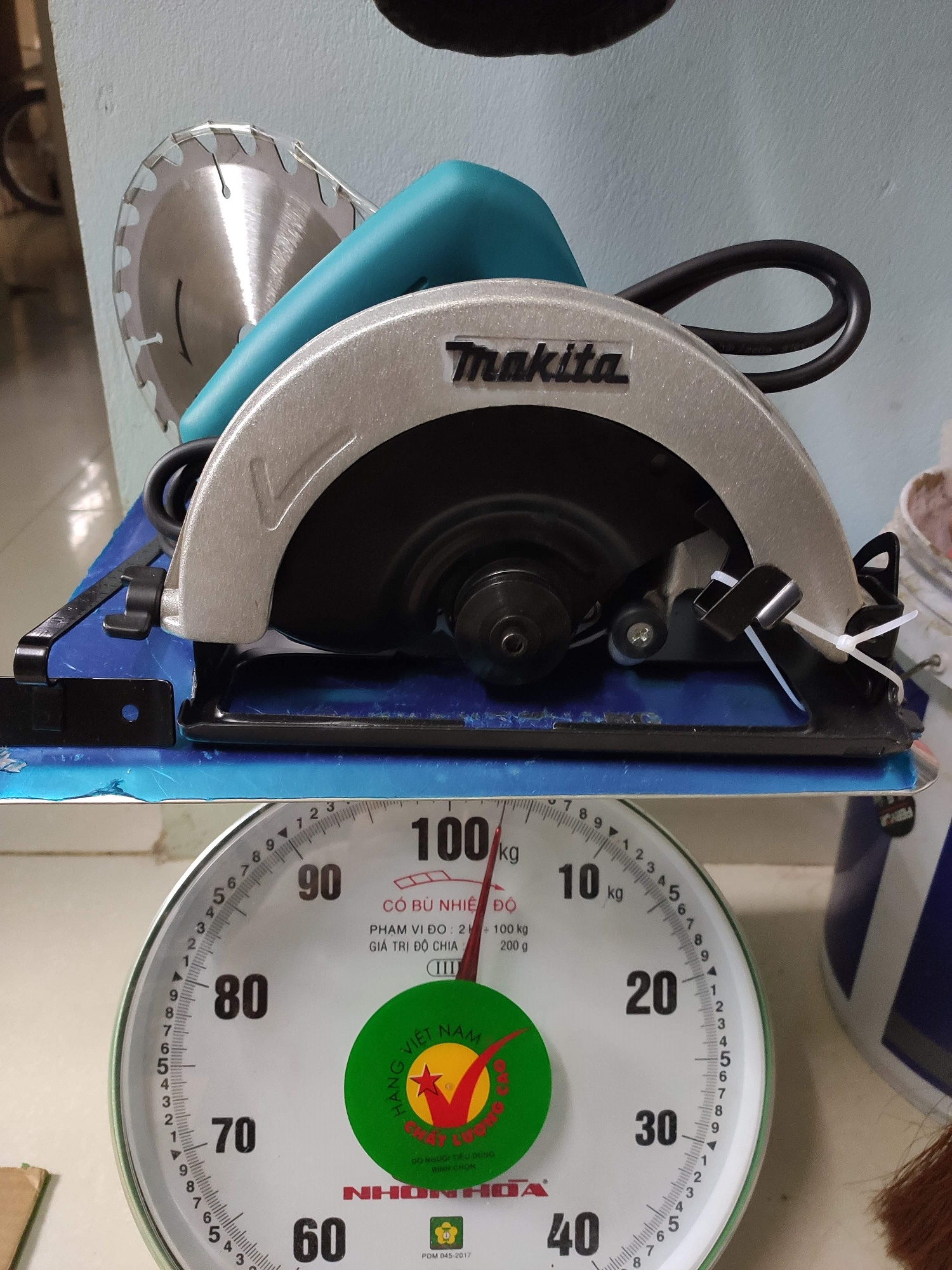 Máy cưa đĩa makita 5806b, made in thái lan ,đường kính đĩa 185mm, 1050w, dây đồng, cưa thẳng hoặc nghiêng 45 độ.