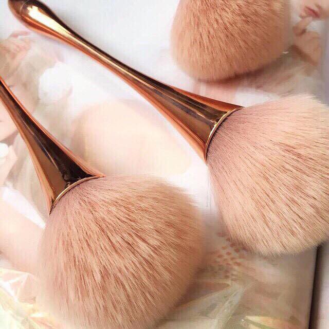 Cọ Má Hồng + Phủ Phấn Rose Gold Chính Hãng Nội Địa Trung Cọ có tay cầm cán nhựa chắc chắn, đầu cọ được làm bằng sợi tổng hợp cực mềm mịn Phần tay cầm từ nhựa với gam màu vàng cực xinh xắn