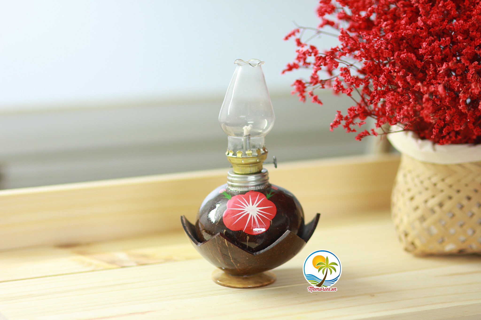 Đèn dầu bằng gáo dừa vẽ hoa mai phong cách cổ xưa, Quà tặng trang  trí handmade