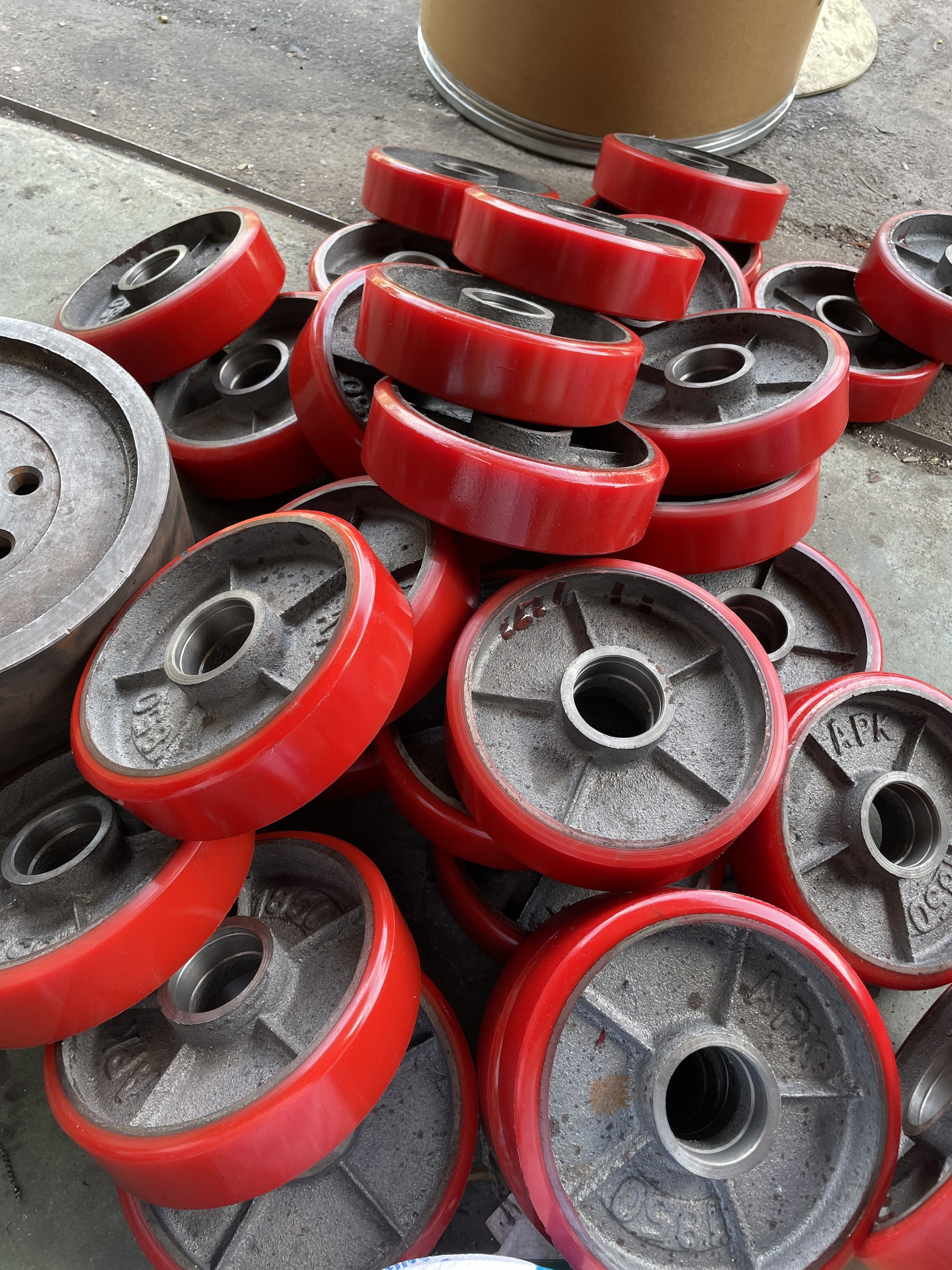 Bánh lái xe nâng tay PU gang 180*50, bao gồm bạc đạn (vòng bị)