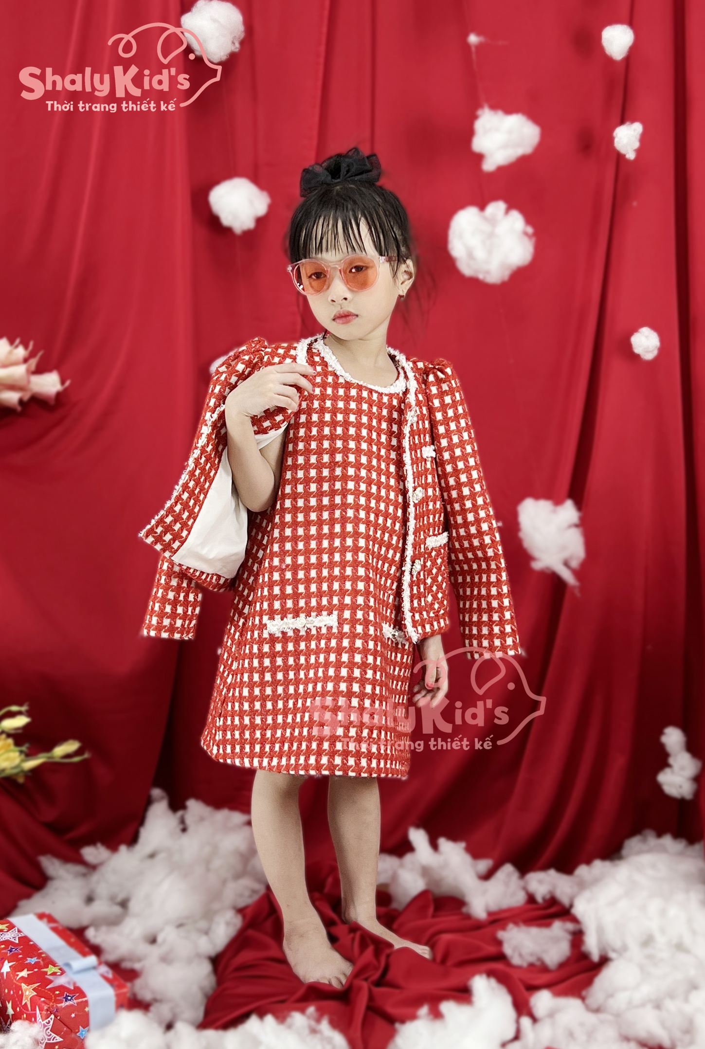 Sét bé gái Shaly Kids gồm áo khoác dạ cổ tròn, bộ áo khoác kèm váy dạ cho bé gái phối viền SB Đỏ 2202